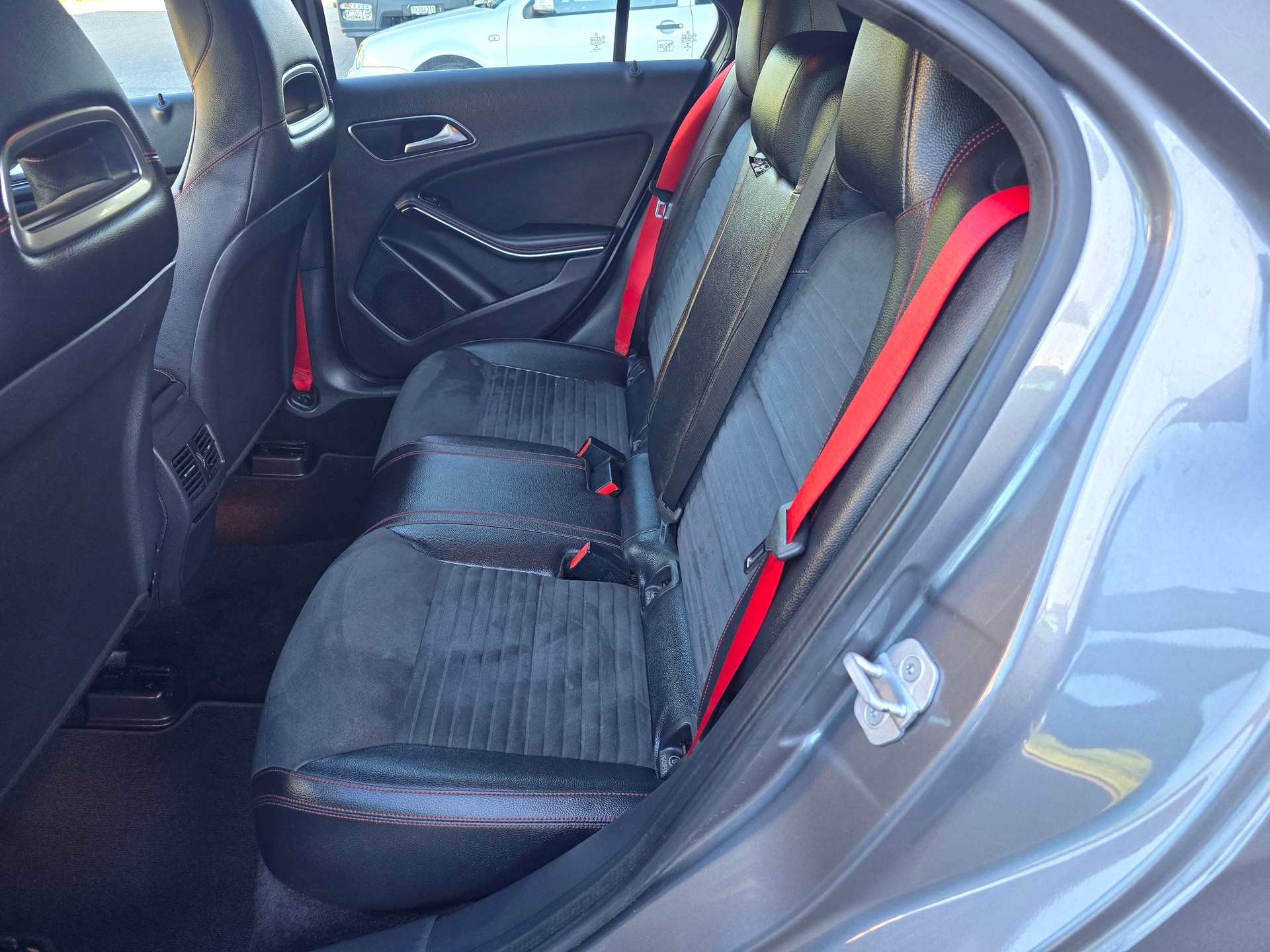 MERCEDES-BENZ A 250 AMG Line 4Matic 7G-DCT-image-12