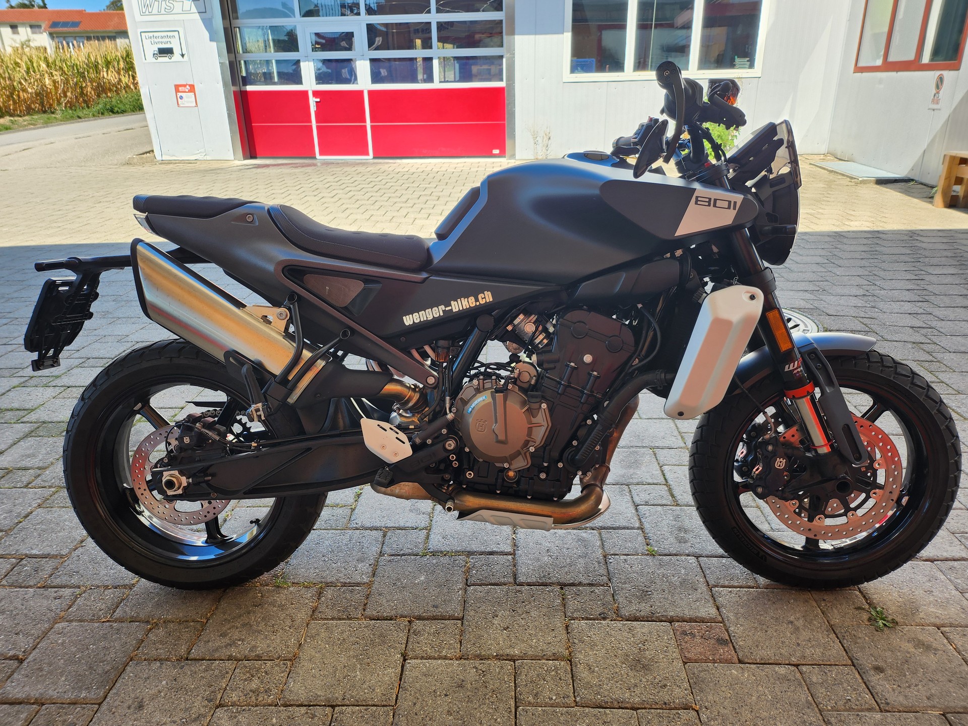 HUSQVARNA Svartpilen 801-image-1