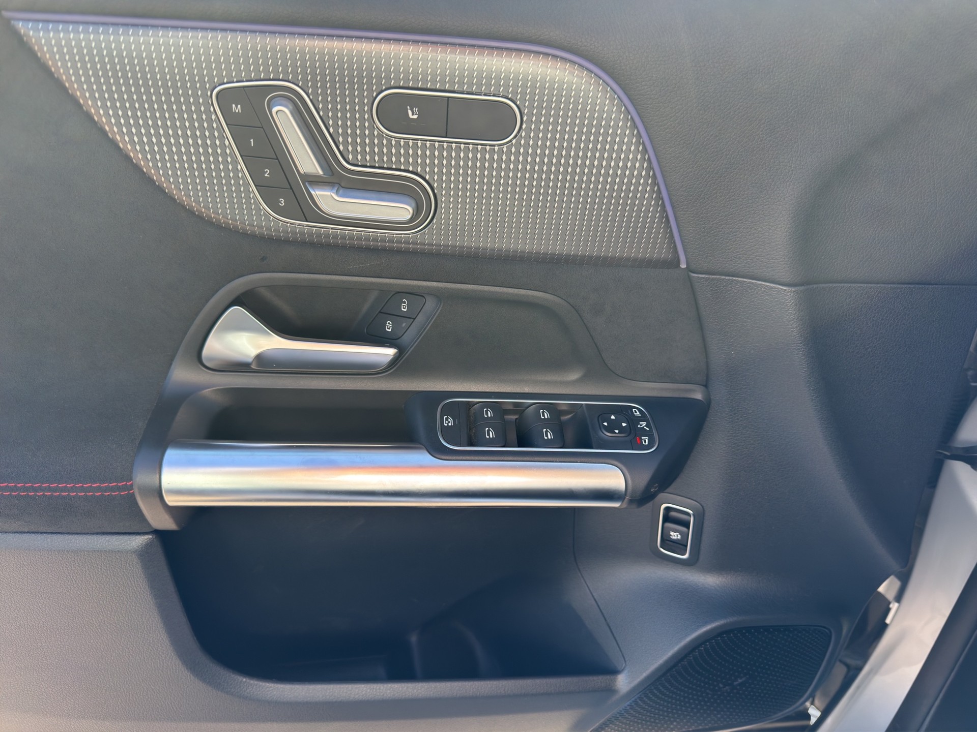 MERCEDES-BENZ EQA 350 AMG Line 4Matic-image-9
