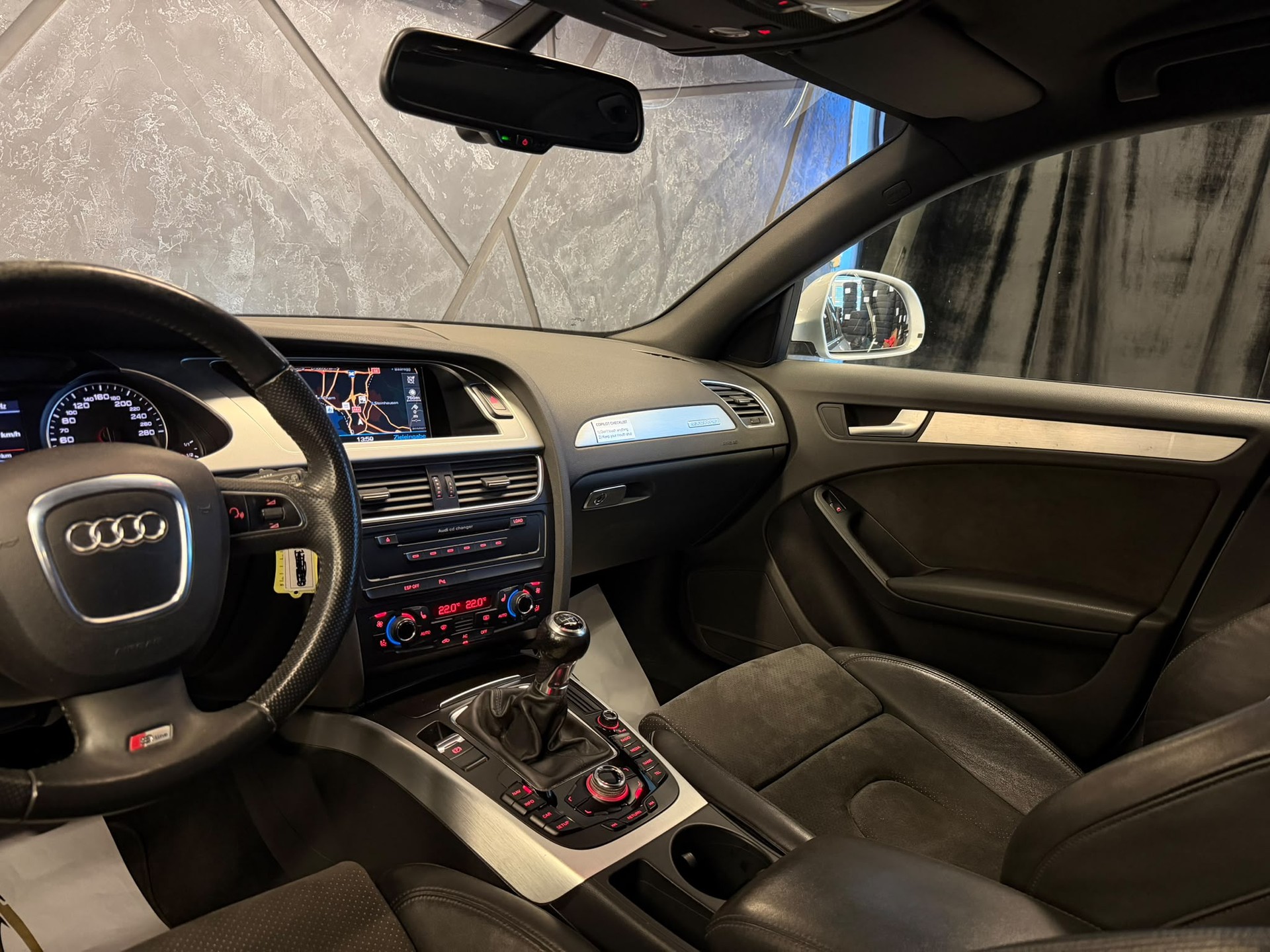AUDI A4 Avant 2.0 TFSI quattro-image-9
