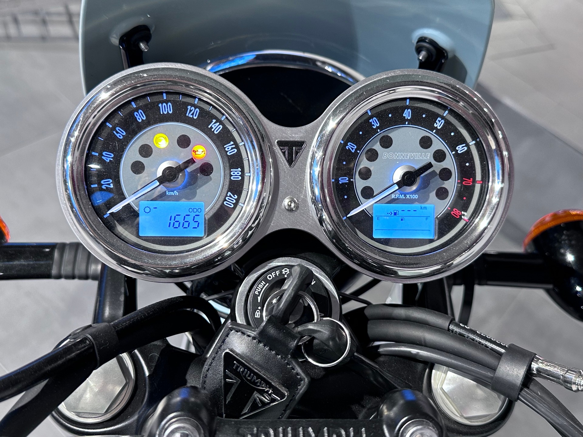 TRIUMPH Bonneville 900 T 100-image-8