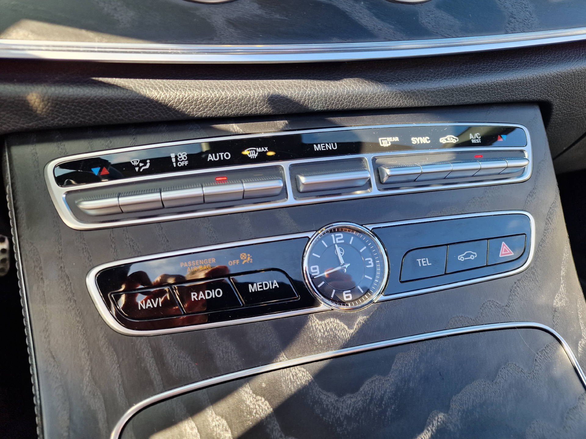 MERCEDES-BENZ E 200 AMG Line 4matic Cabriolet-image-16