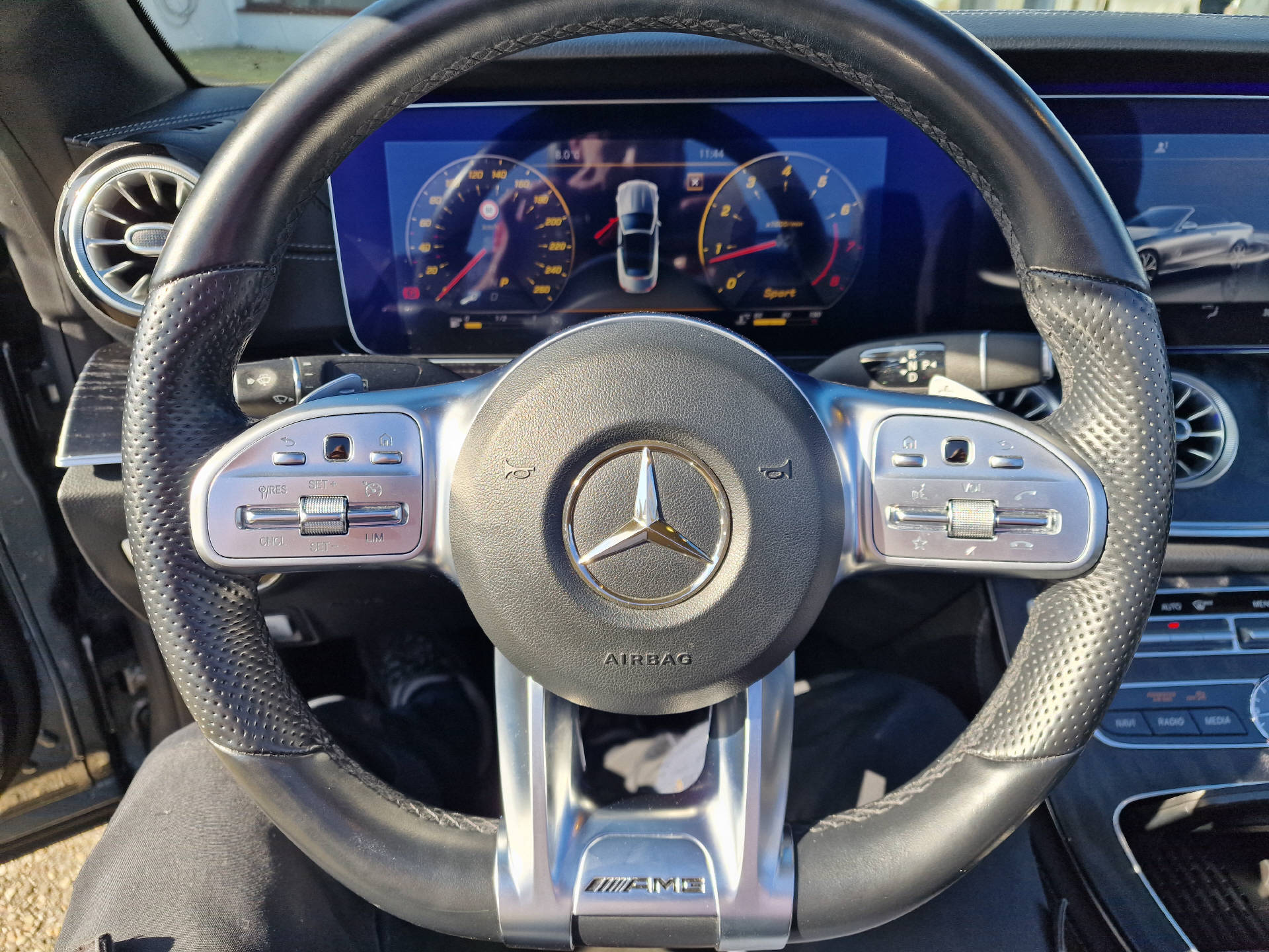 MERCEDES-BENZ E 200 AMG Line 4matic Cabriolet-image-23