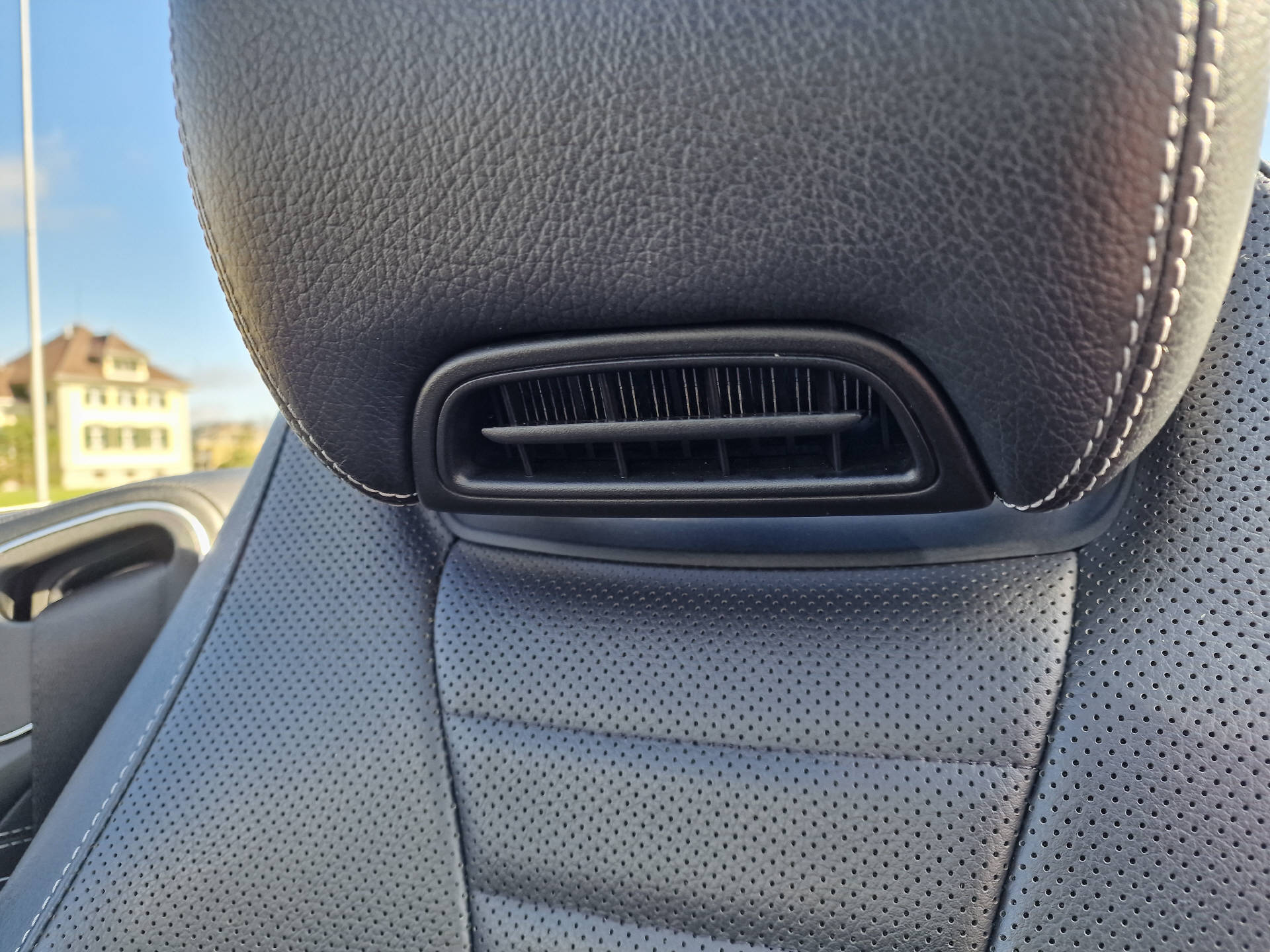 MERCEDES-BENZ E 200 AMG Line 4matic Cabriolet-image-18