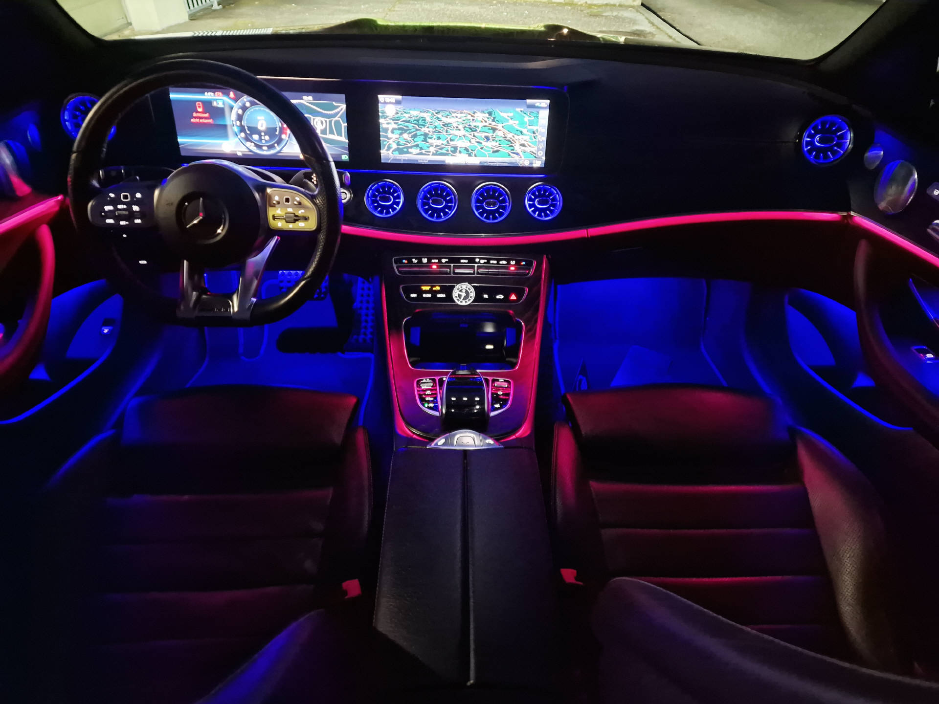 MERCEDES-BENZ E 200 AMG Line 4matic Cabriolet-image-28