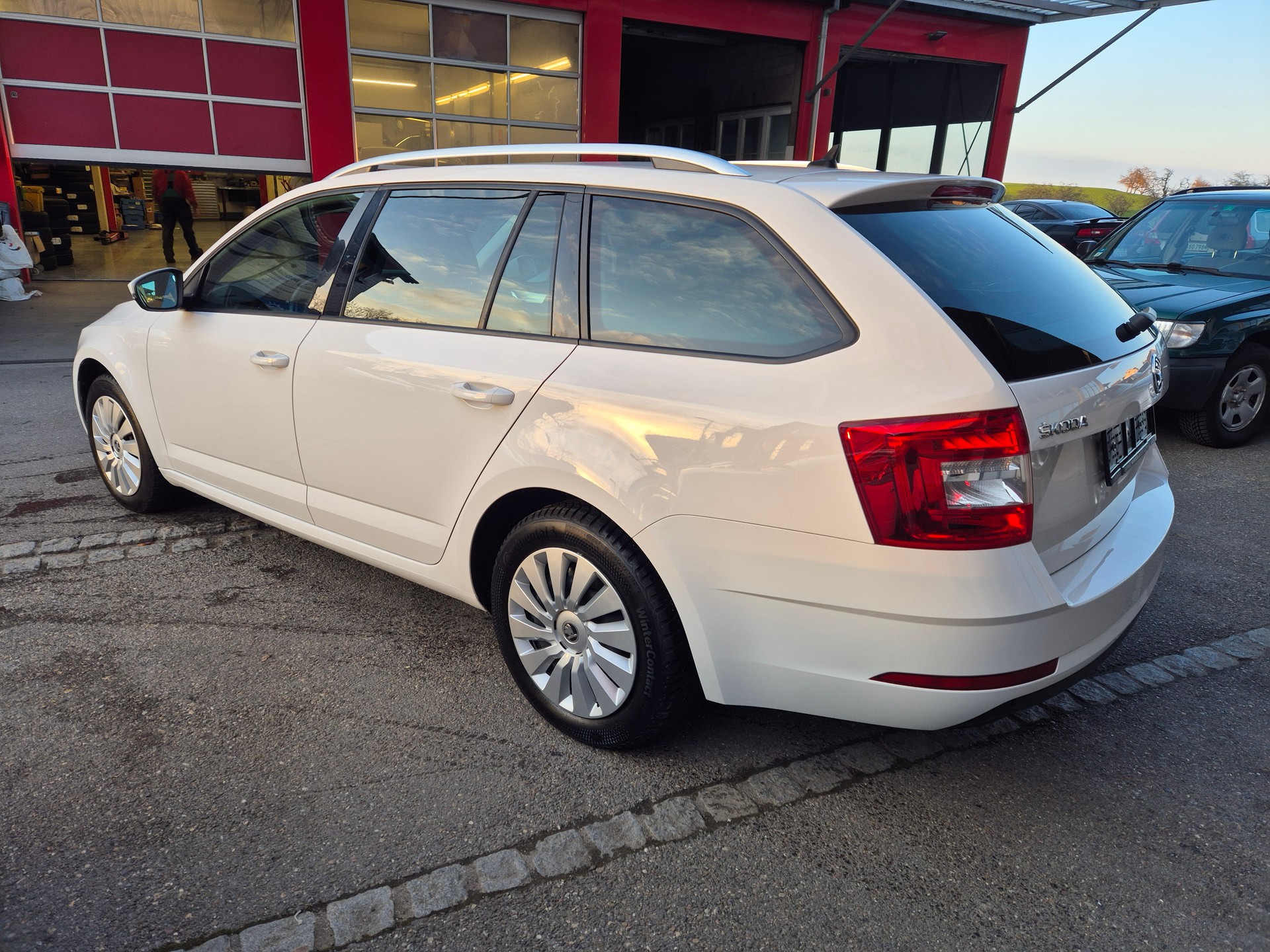 SKODA Octavia Combi 2.0 TDI Ambition DSG-image-5