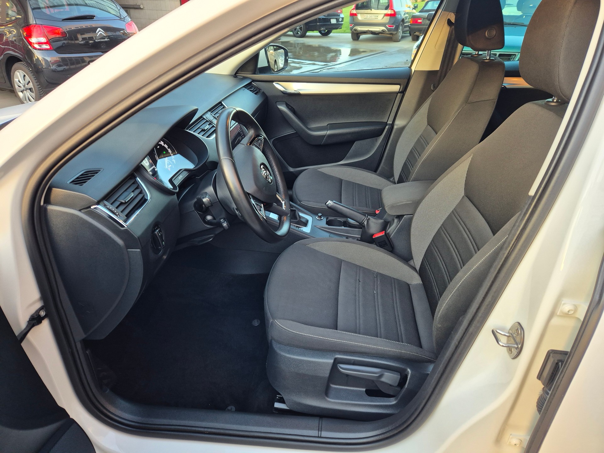 SKODA Octavia Combi 2.0 TDI Ambition DSG-image-7