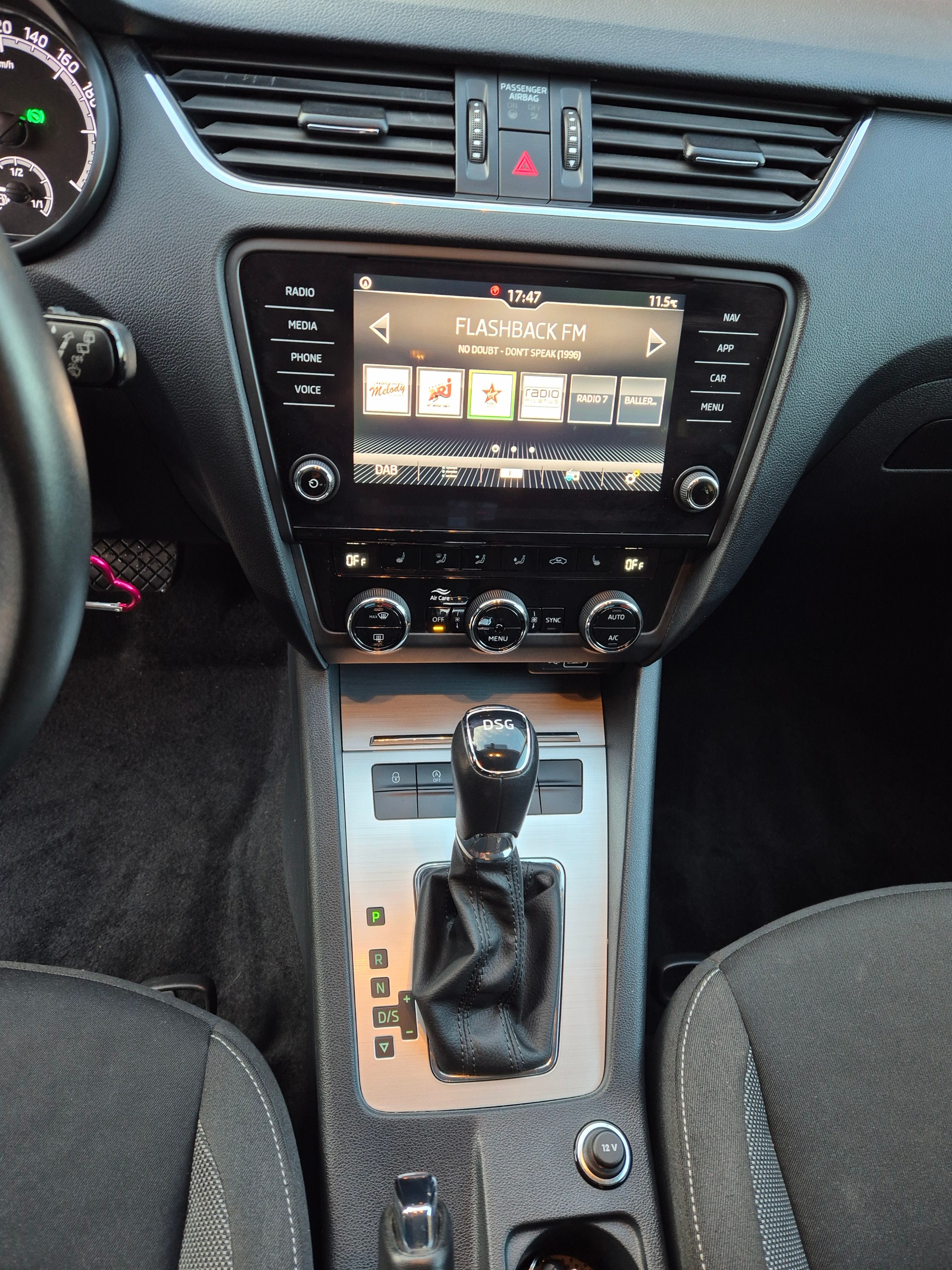 SKODA Octavia Combi 2.0 TDI Ambition DSG-image-8