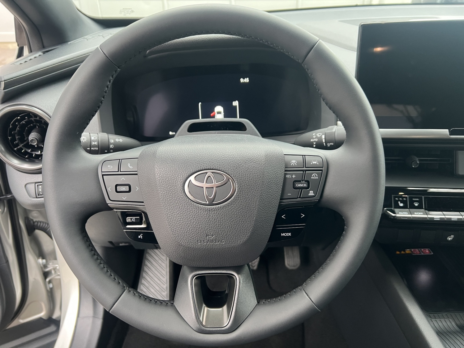 TOYOTA C-HR 2.0 HEV Swiss Edition 4x4-image-11
