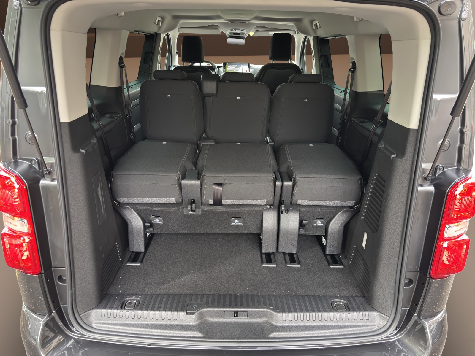 PEUGEOT Traveller Family Edition HDI 180 Automat-image-13