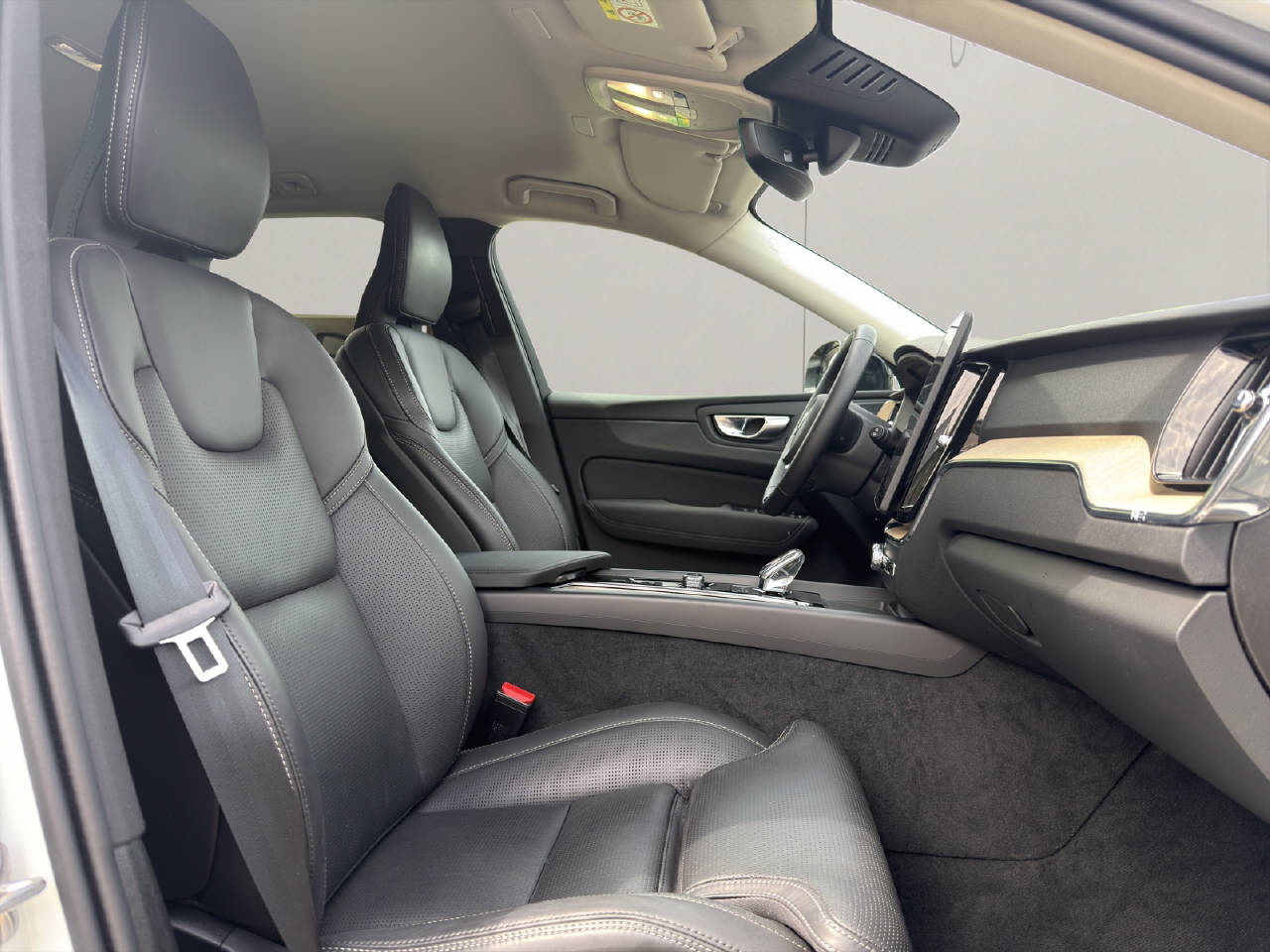 VOLVO XC60 2.0 B5 MH Plus Dark AWD-image-9