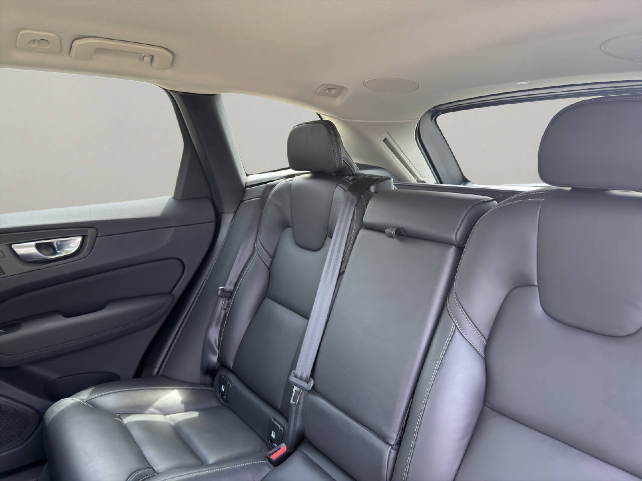 VOLVO XC60 2.0 B5 MH Plus Dark AWD-image-10