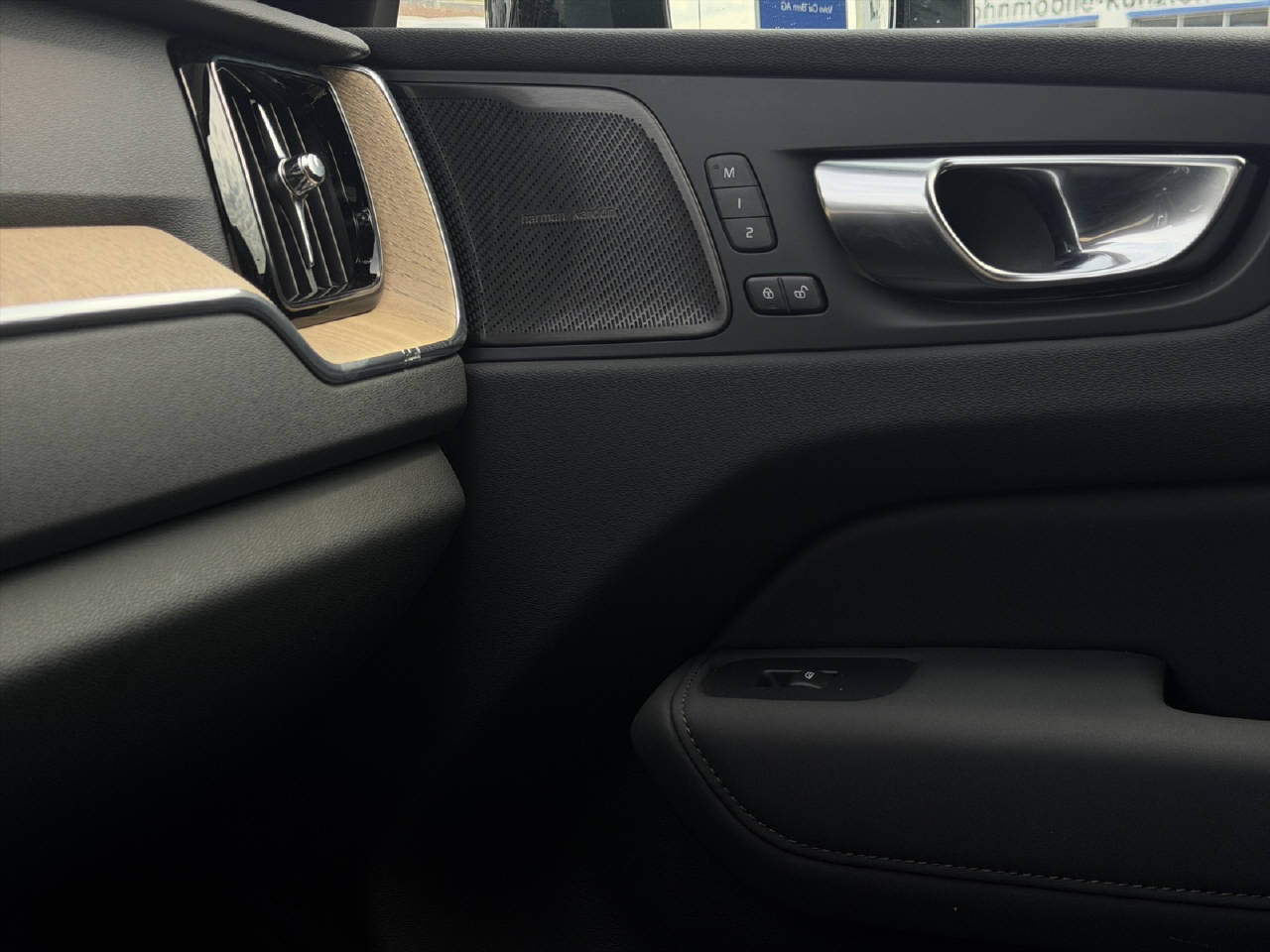 VOLVO XC60 2.0 B5 MH Plus Dark AWD-image-14