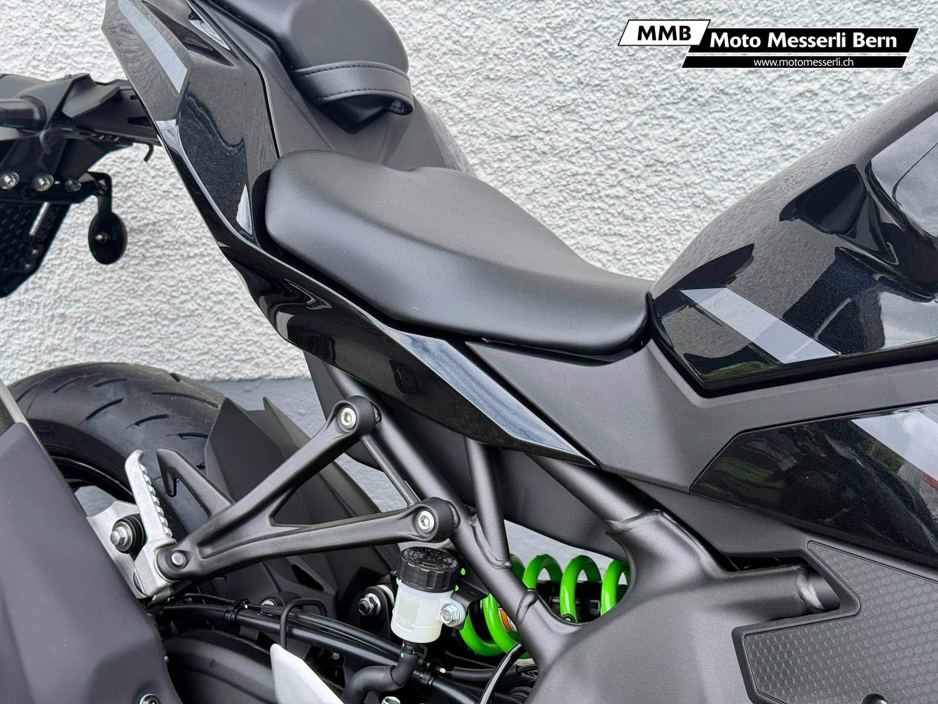 KAWASAKI Ninja ZX-4RR-image-12