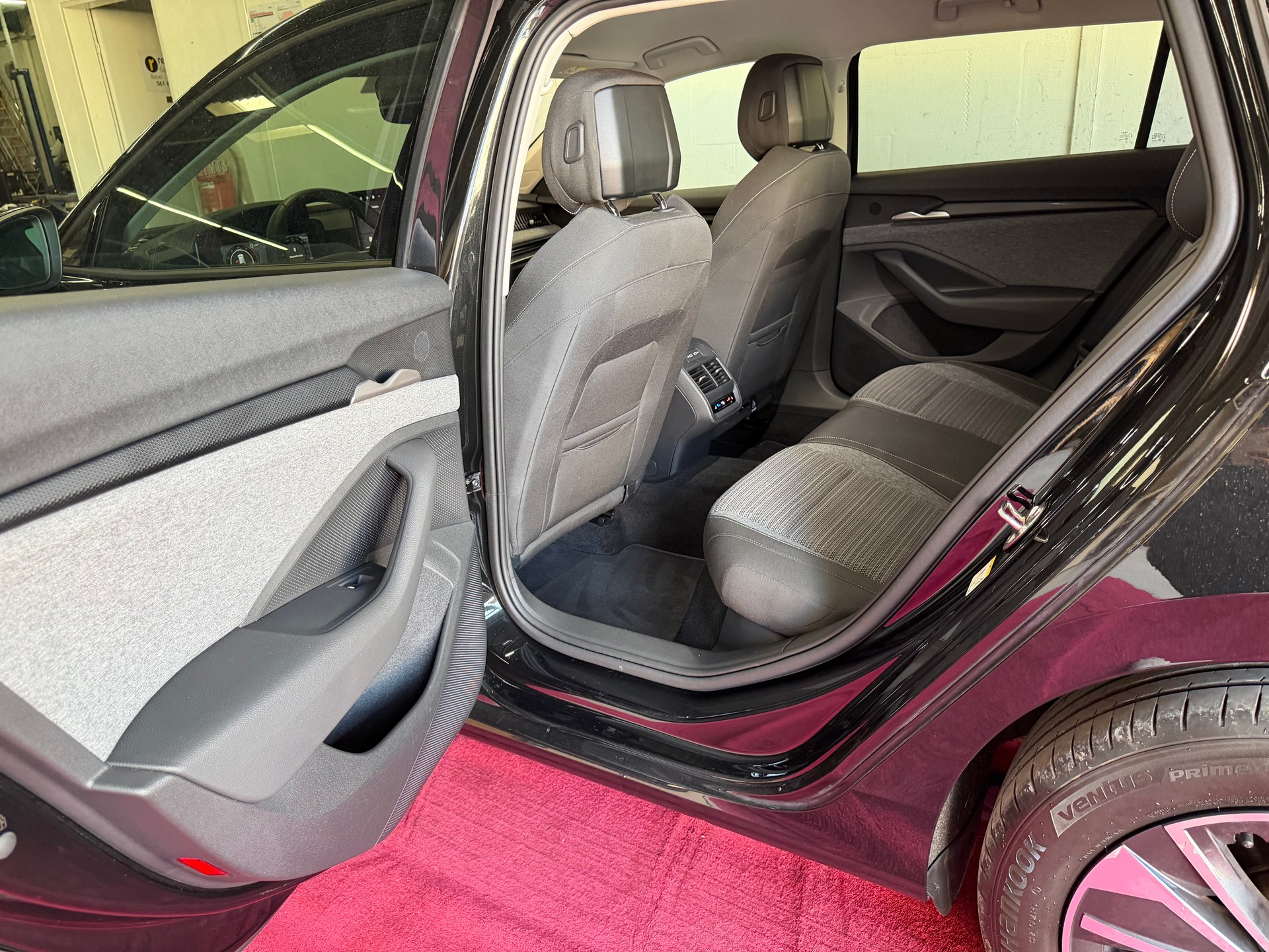 SKODA Superb Combi 2.0 TDi Selection DSG-image-15