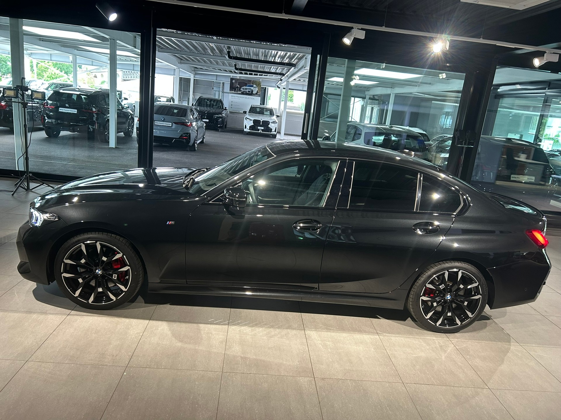 BMW 320d xDrive 48V Steptronic M Sport Pro-showroom-element-2
