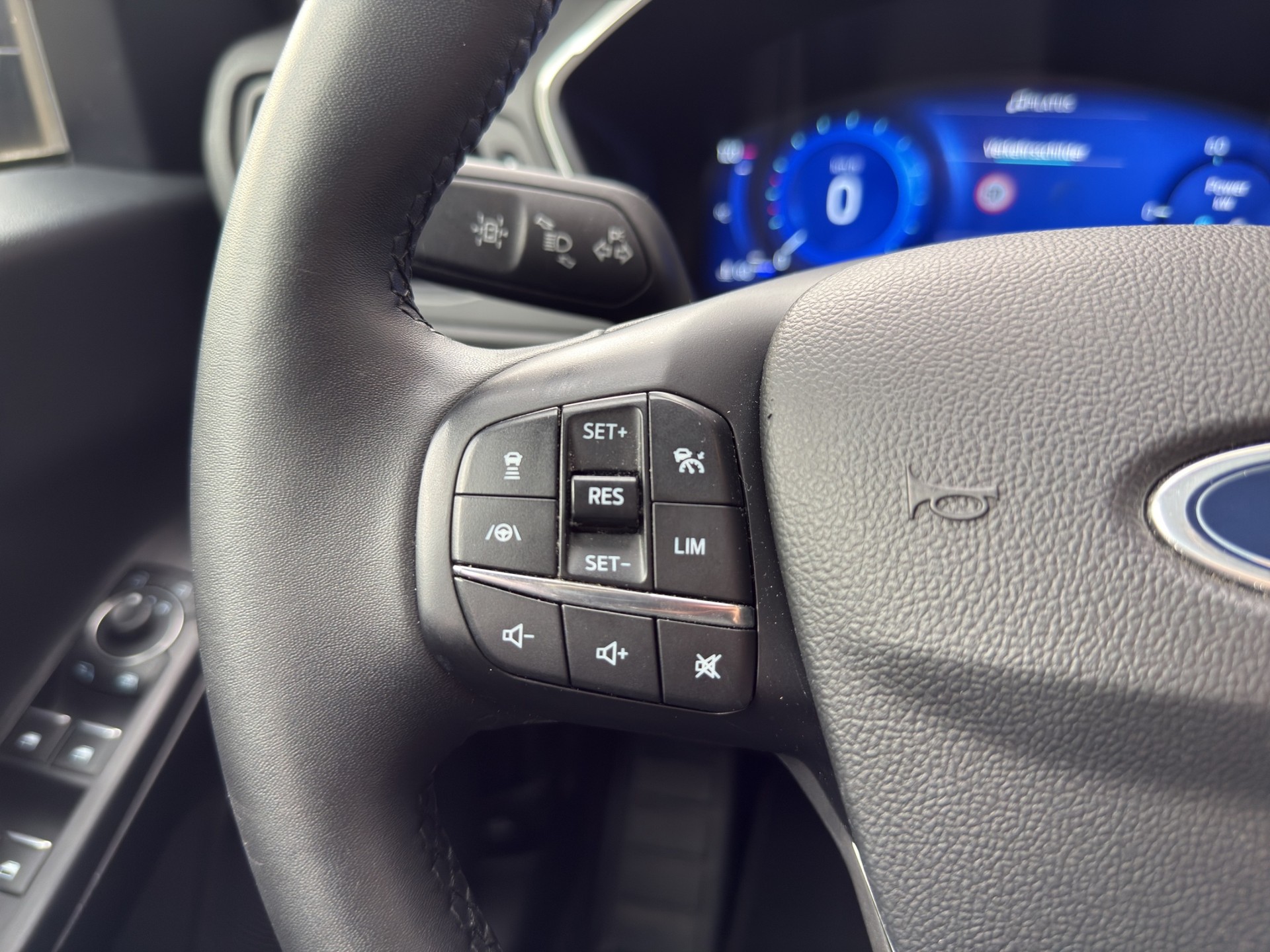 FORD Kuga 2.5 FHEV Titanium X 4WD LEASING AB 272.95 CHF / MONAT-image-16