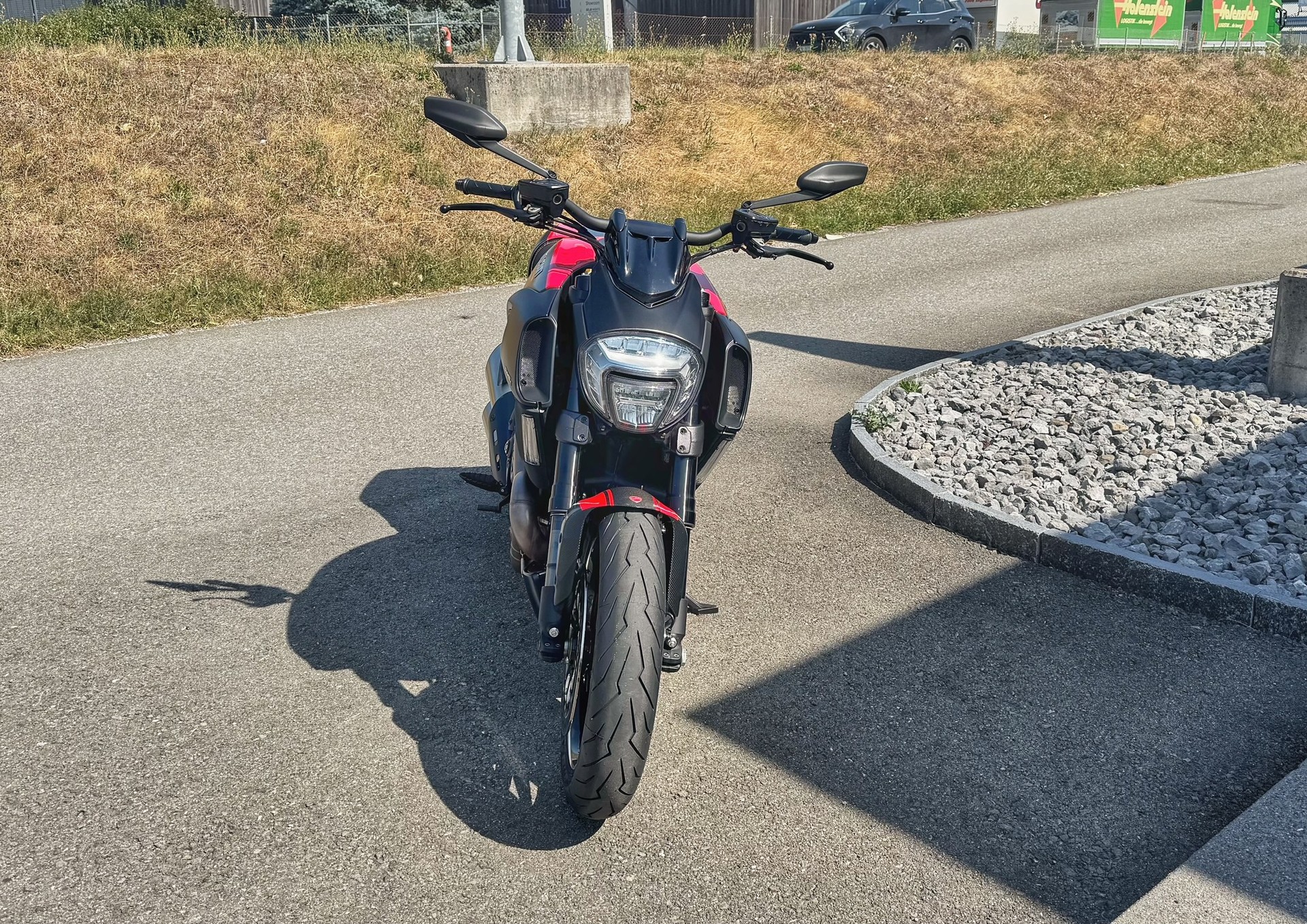 DUCATI Diavel 1200 Carbon red-image-2