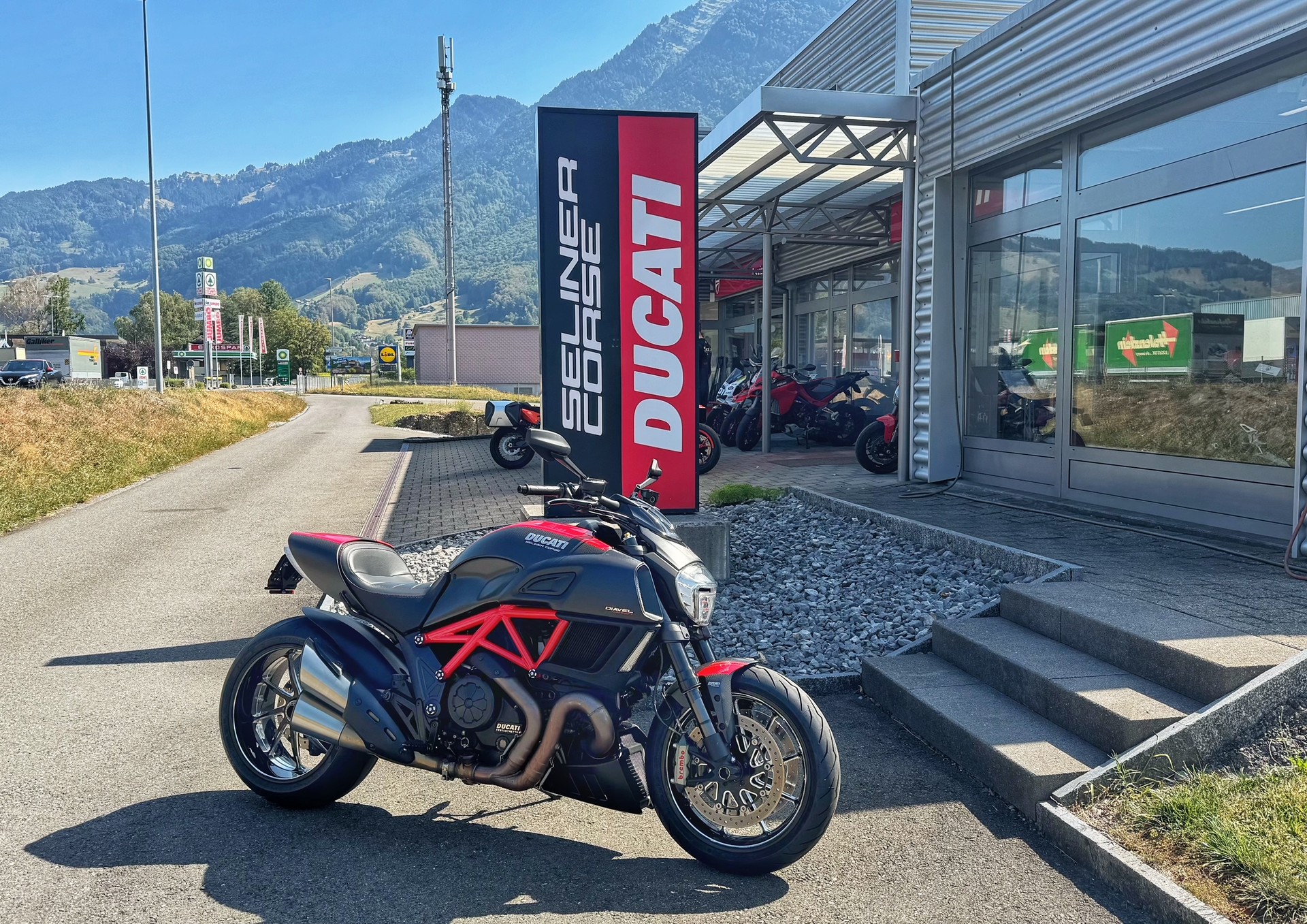 DUCATI Diavel 1200 Carbon red