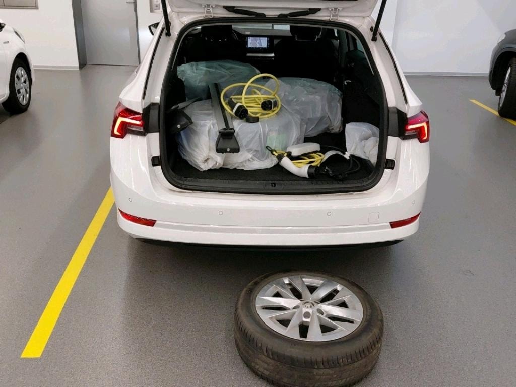 SKODA Octavia Combi 1.4 TSI Plug In Hybrid DSG Ambition ** Frisch ab MFK & Service ** CH ** 1. Hand ** Batterie Zertifikat 94,4 % **-image-6