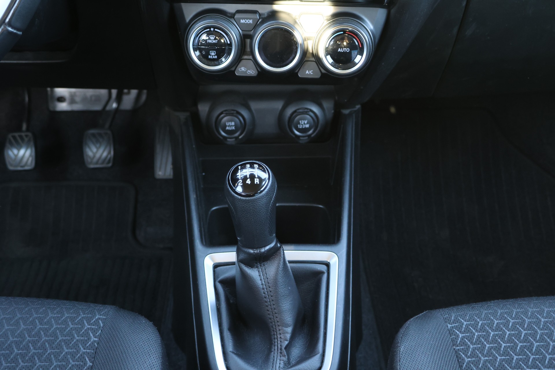 SUZUKI Swift 1.2 Compact Top 4x4 Hybrid-image-10