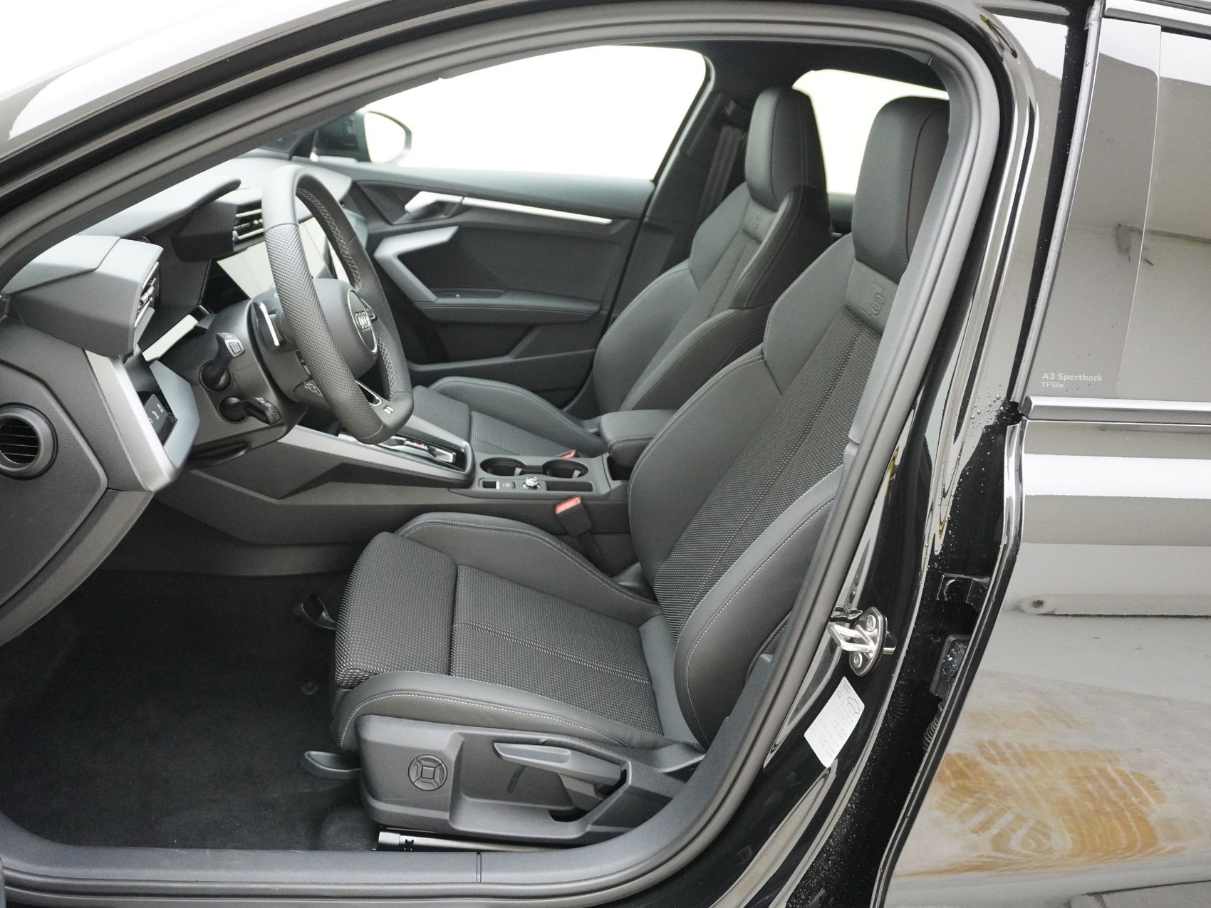 AUDI A3 Sportback 1.5 45 TFSI Plug-in-Hybrid S Line S-Tronic-image-12
