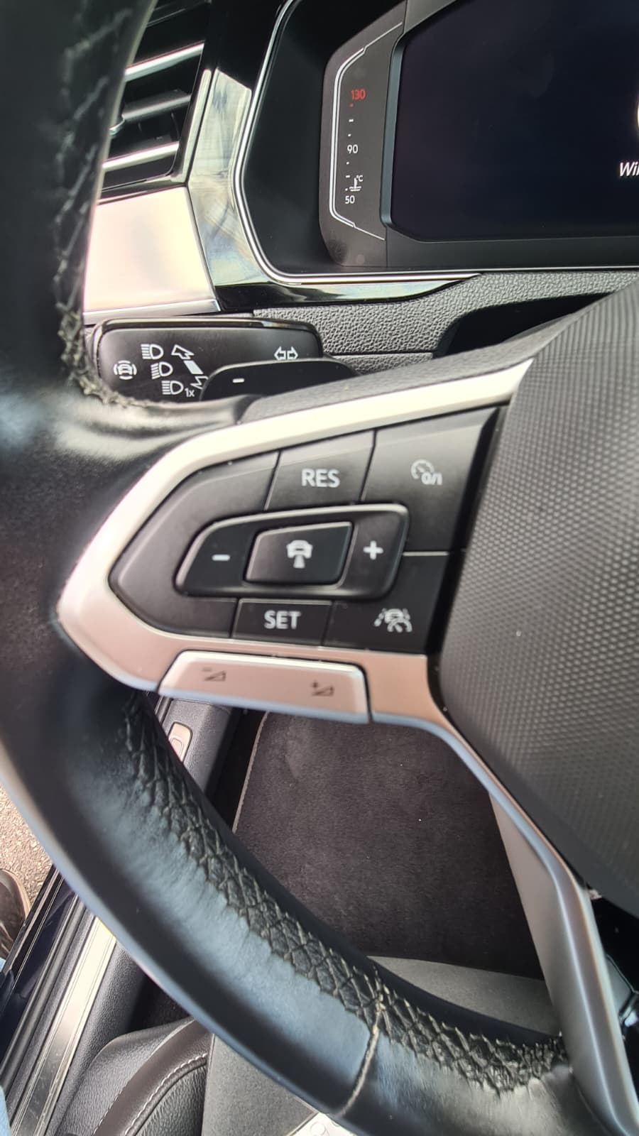 VW Passat 2.0 TDI BMT Elegance 4Motion DSG ** Alcantara-Leder ** Gr-Navi ** RF-Kamera ** Abstandsregelsysteme ** Sitzheizung **-image-11