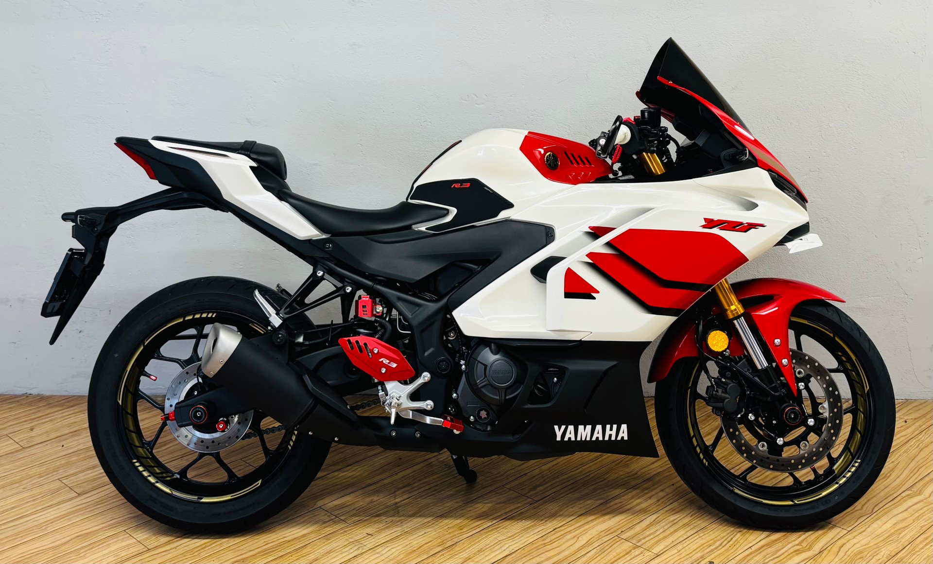 YAMAHA YZF-R3 ABS 70th Anniversary-image-1