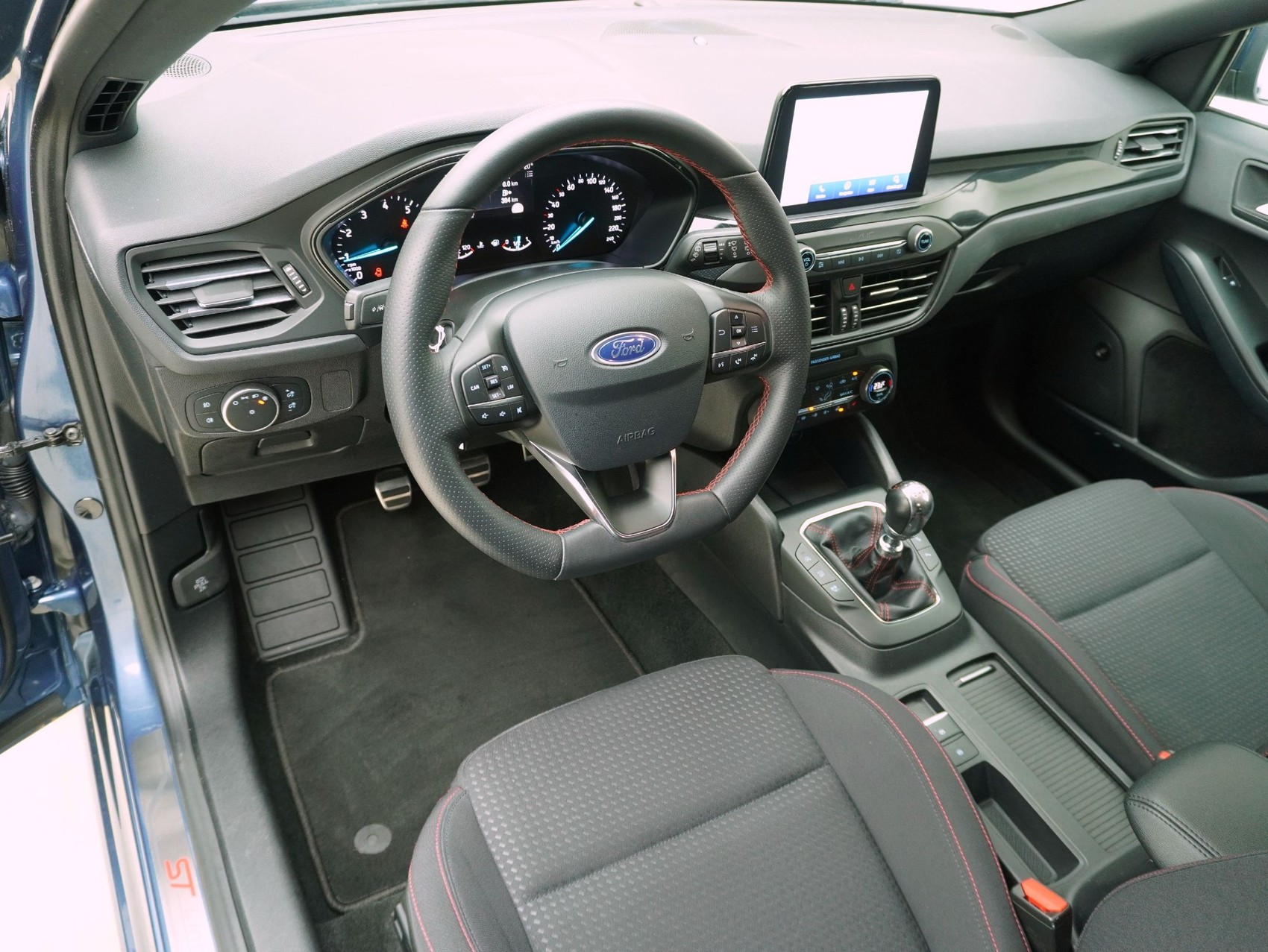FORD Focus Station Wagon 1.0i EcoB ST-Line-image-10