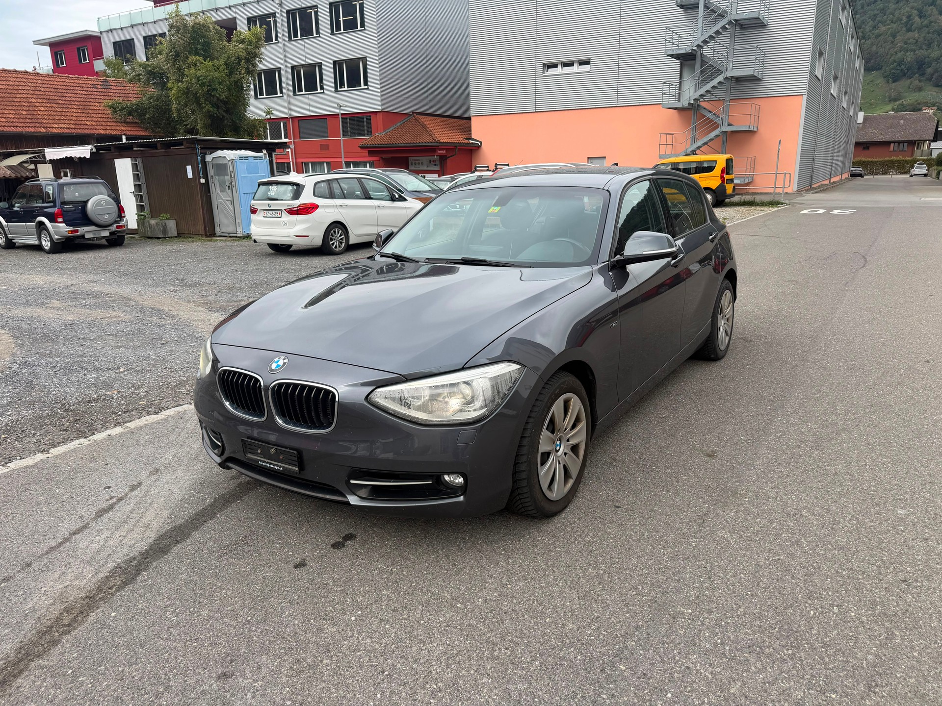 BMW 120d Sport Line-showroom-element-1