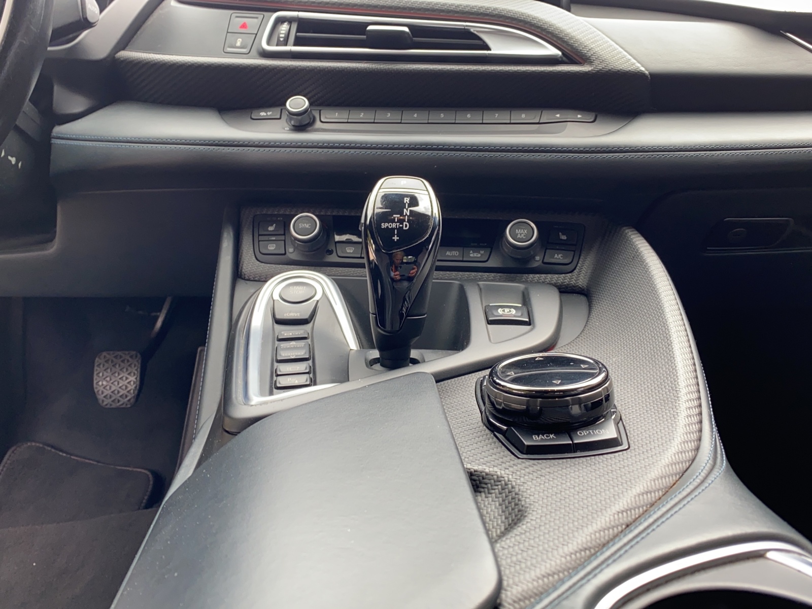 BMW i8 Coupé Protonic Red Edition-image-19