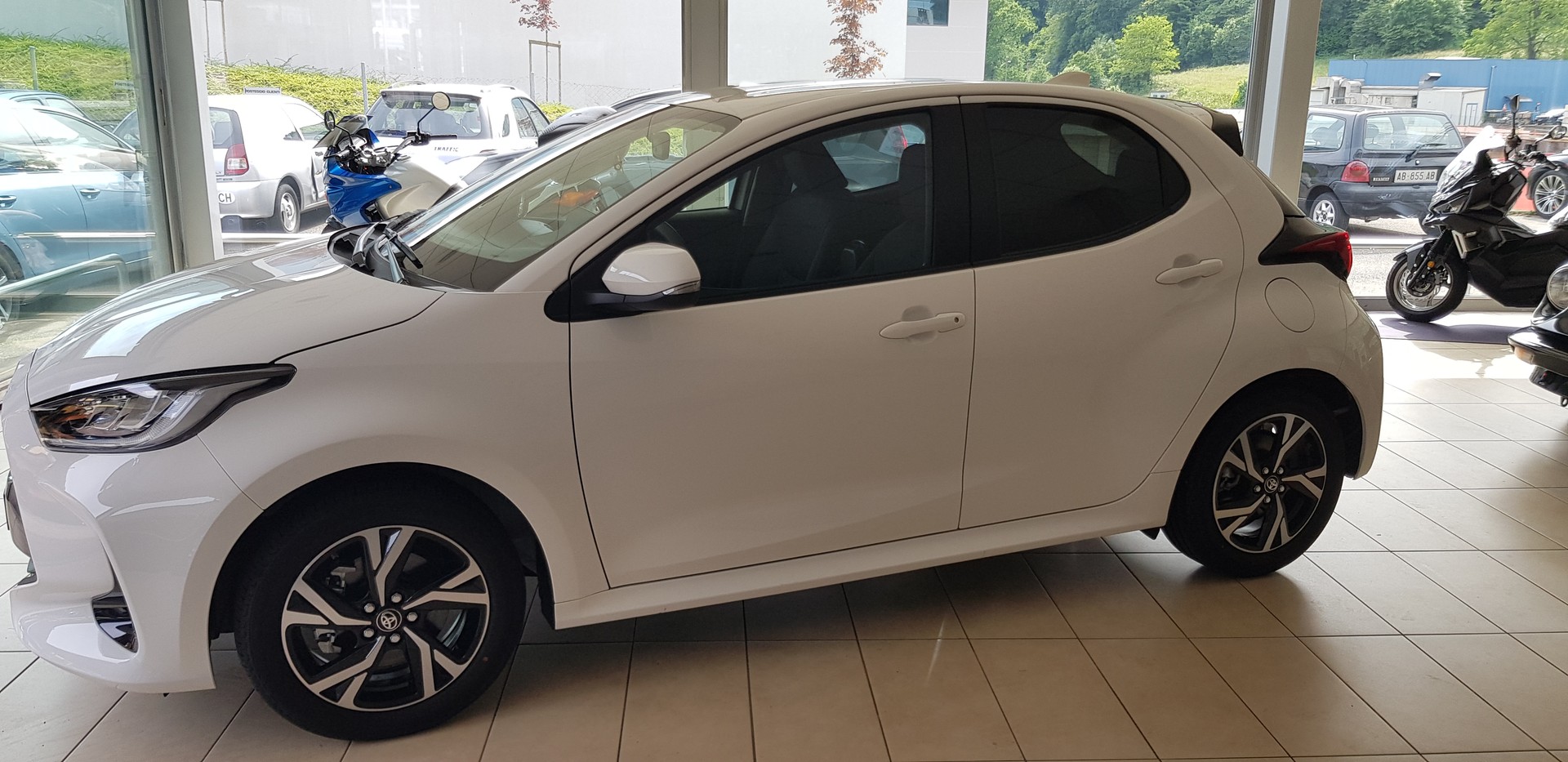 TOYOTA Yaris 1.5 hybrid e-CVT Trend Pack-image-1