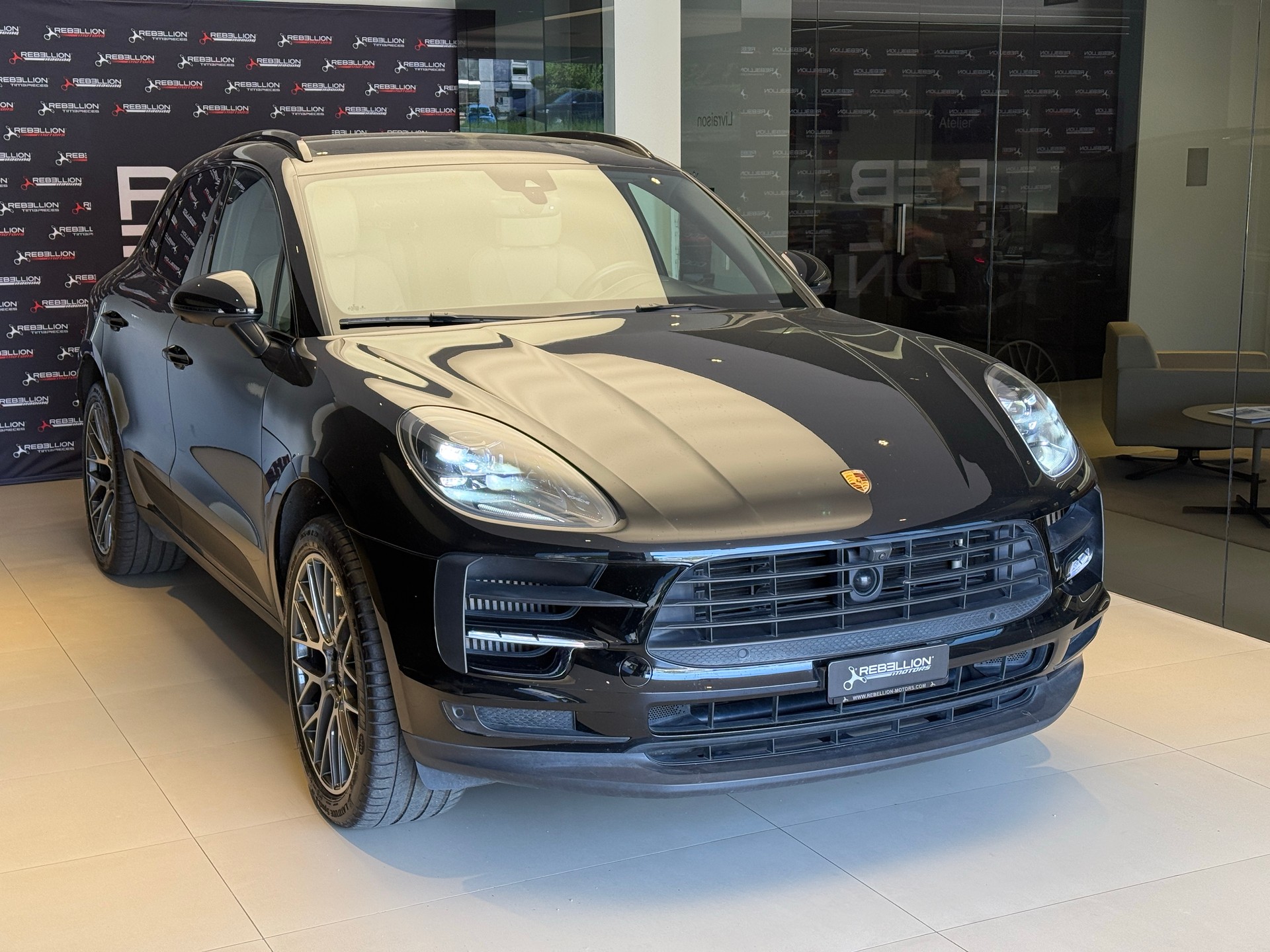 PORSCHE Macan S PDK-showroom-element-2