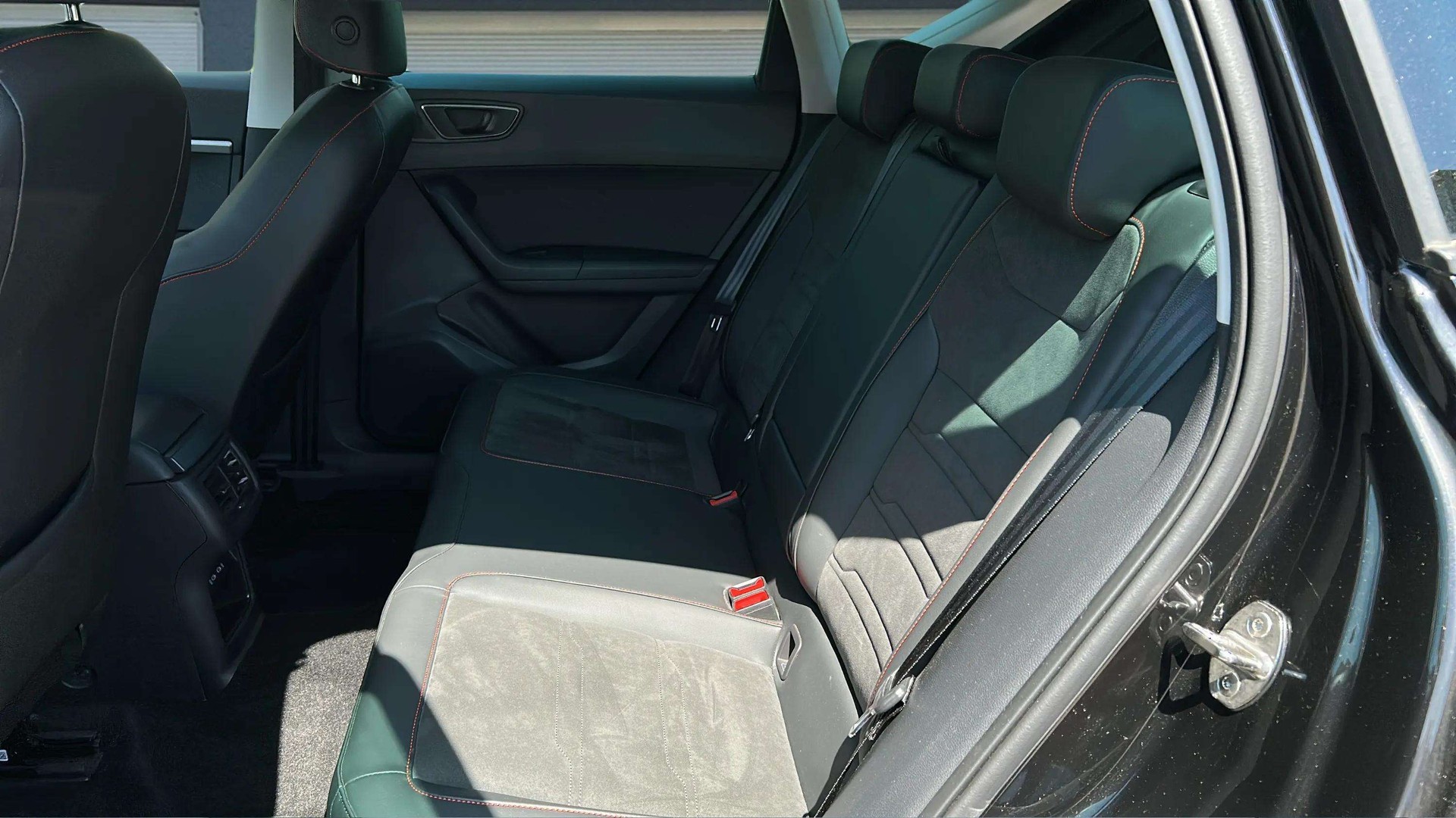 SEAT Ateca 1.5 TSI EVO DSG FR mit AHK & Rückfahrkamera + Werksgarantie-image-12