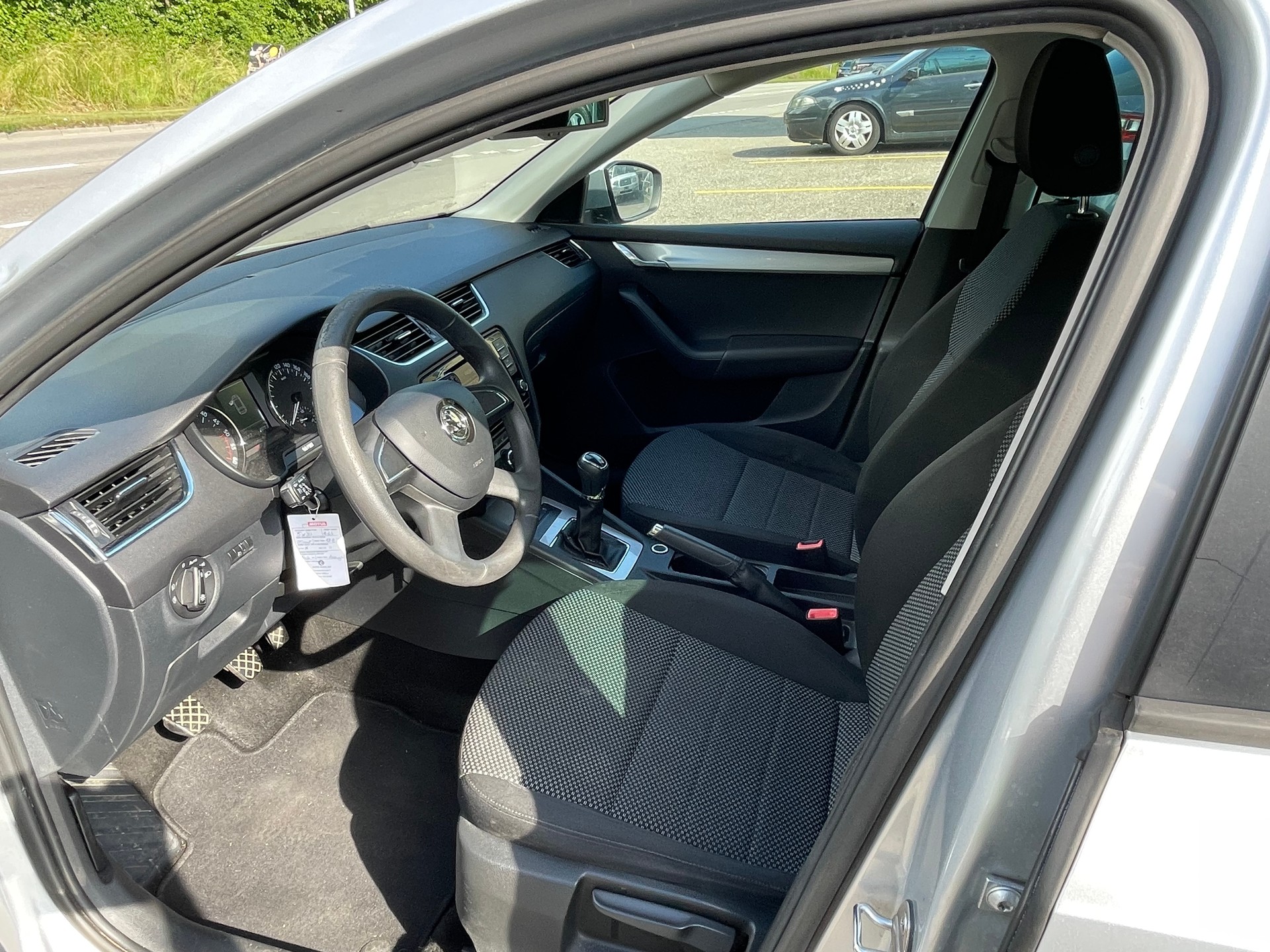 SKODA Octavia Combi 1.6 TDI Elegance 4x4-image-9