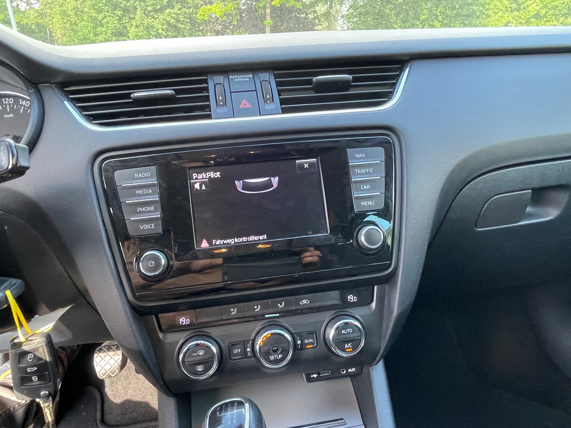 SKODA Octavia Combi 1.6 TDI Elegance 4x4-image-14