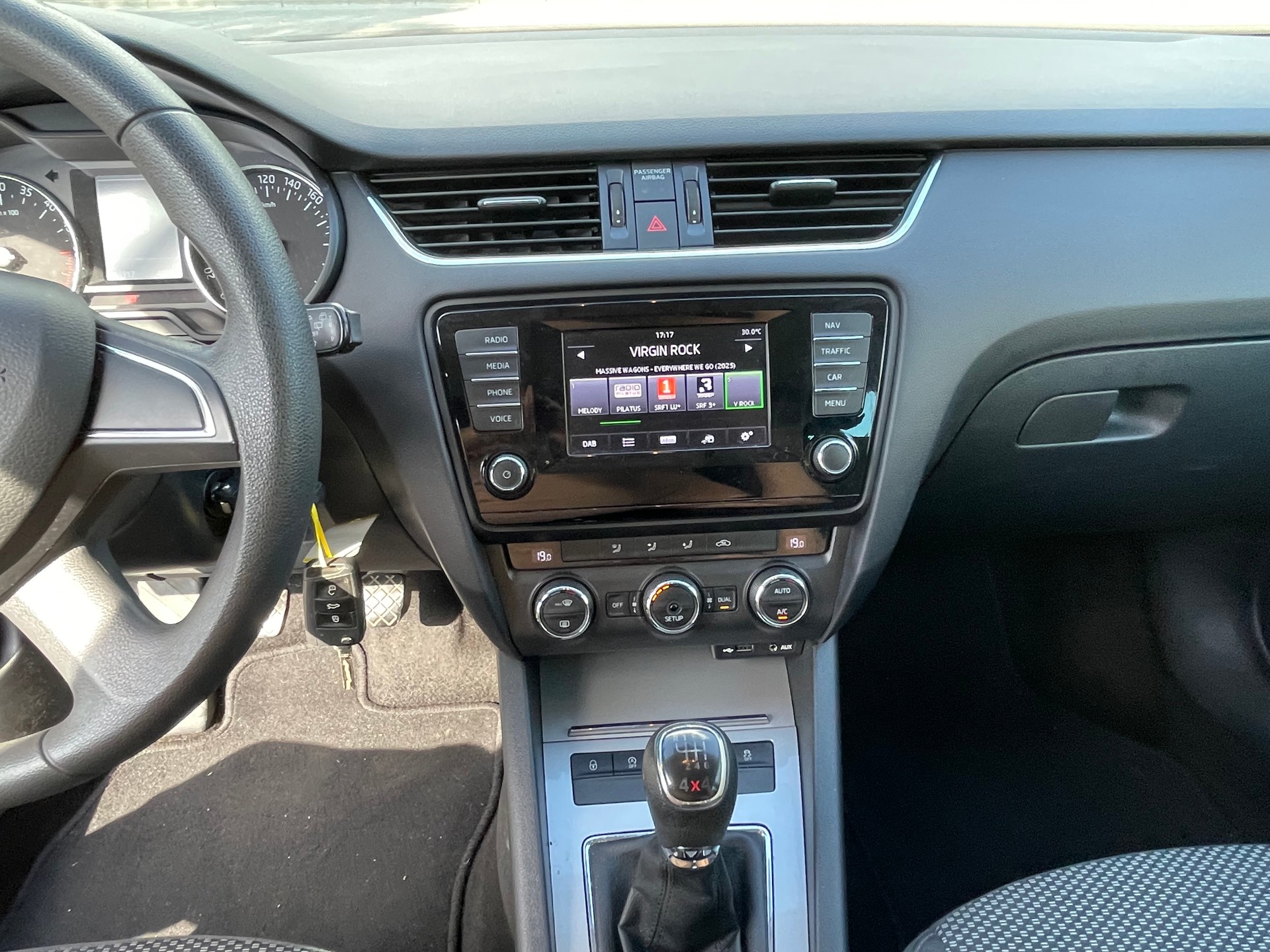 SKODA Octavia Combi 1.6 TDI Elegance 4x4-image-12