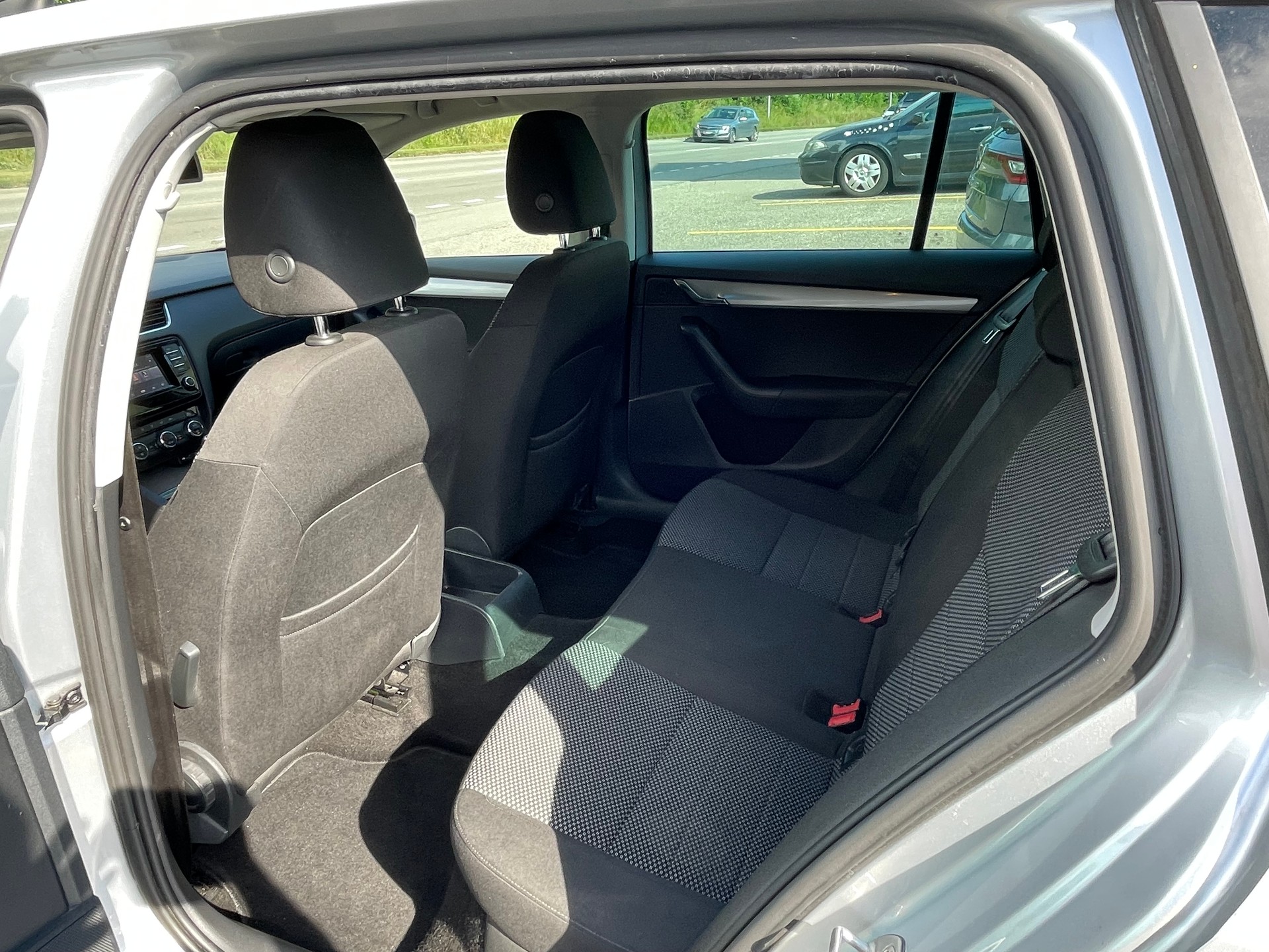 SKODA Octavia Combi 1.6 TDI Elegance 4x4-image-10