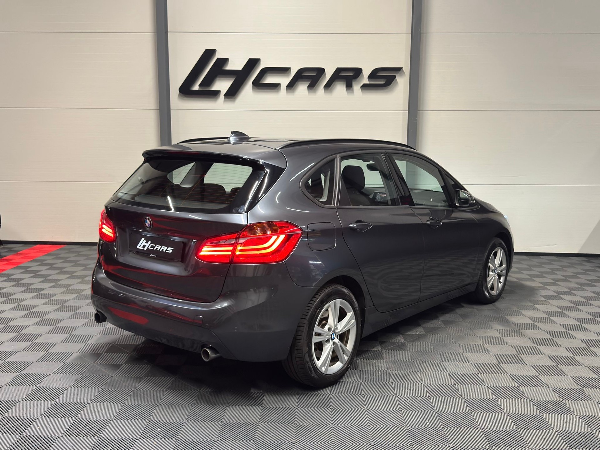 BMW 225i xDrive SAG Active Tourer-image-2