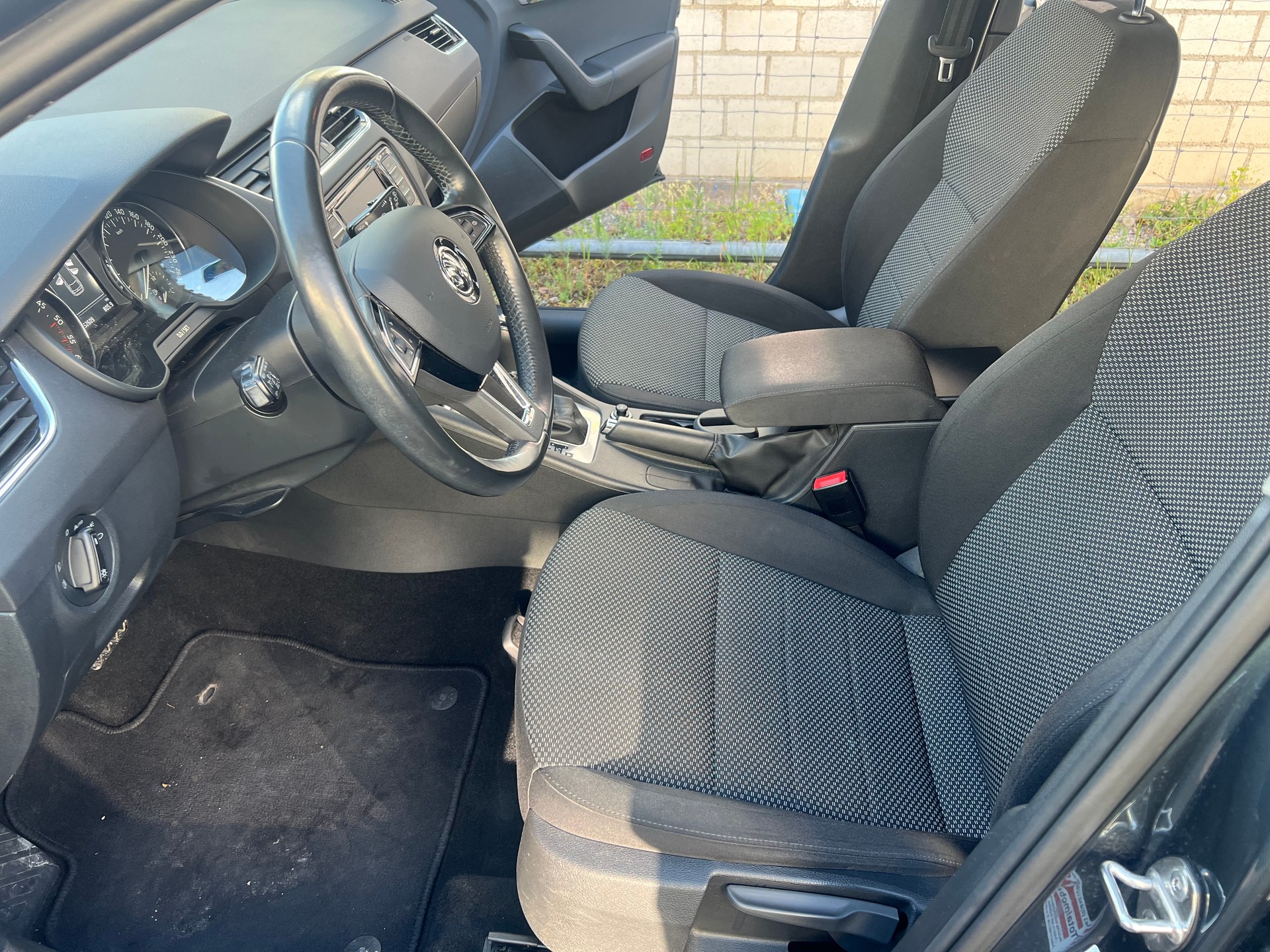 SKODA Octavia Combi 1.6 TDI Style DSG-image-9