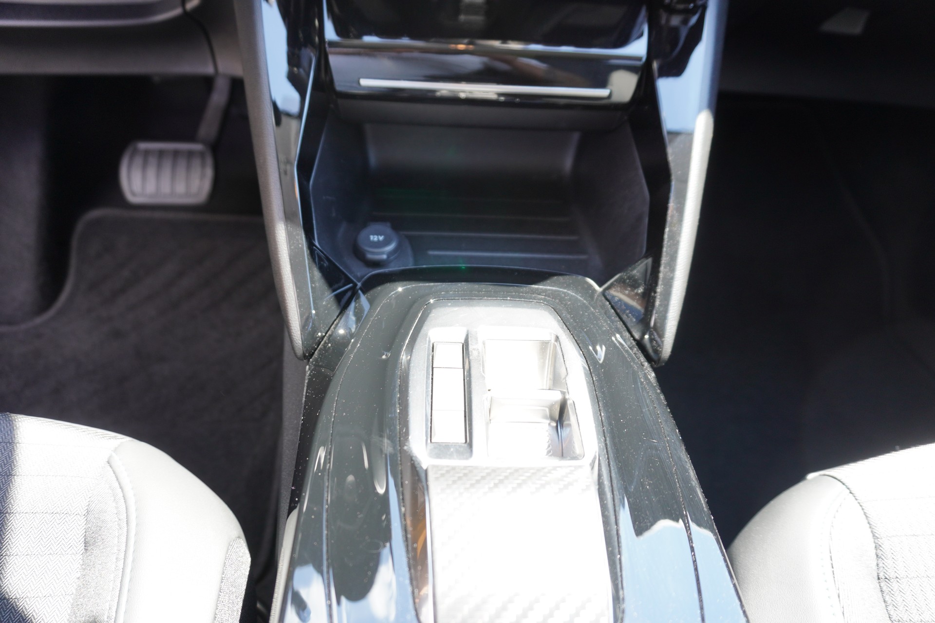 PEUGEOT 208 1.2 PureTech Allure Pack EAT8-image-24