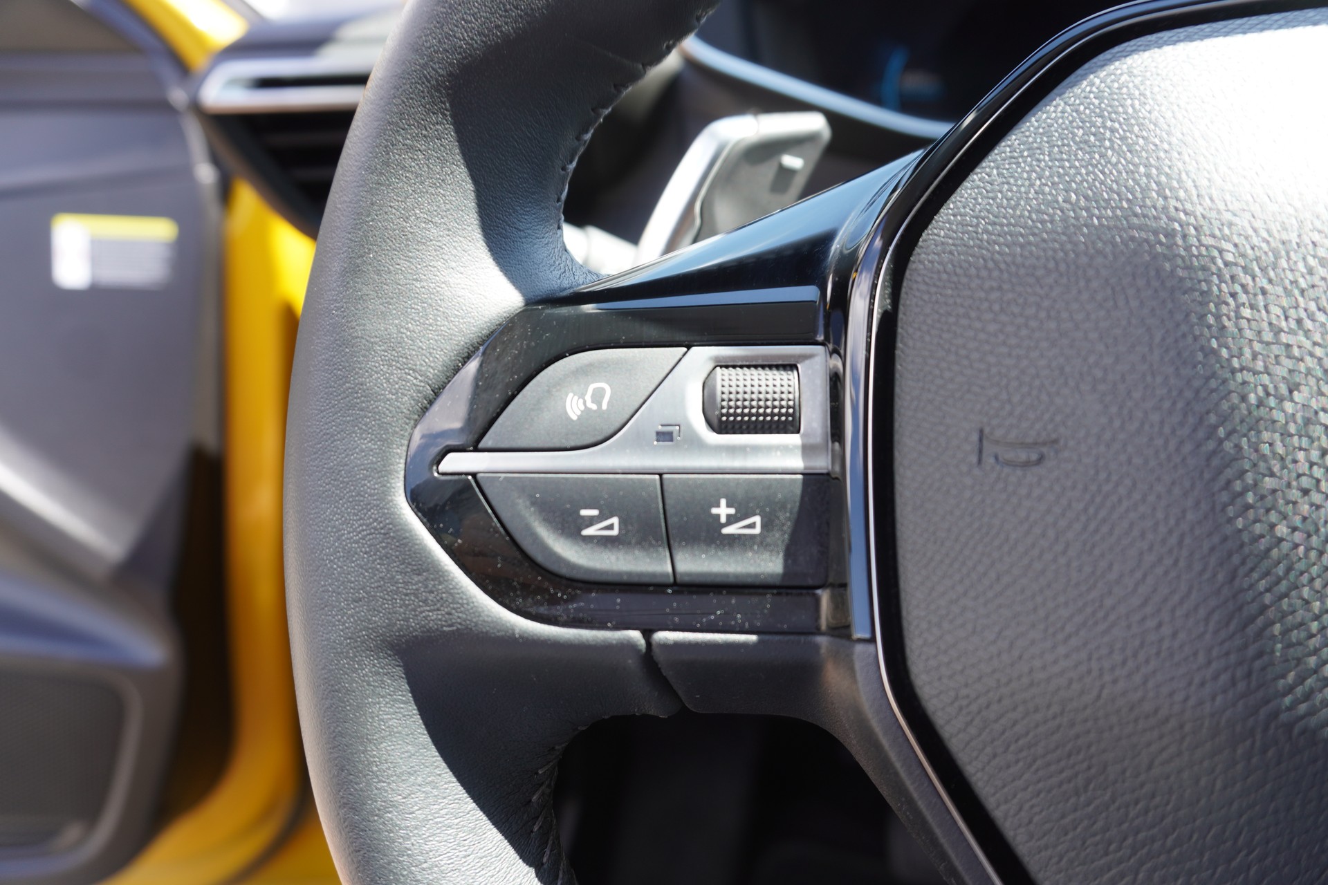 PEUGEOT 208 1.2 PureTech Allure Pack EAT8-image-16