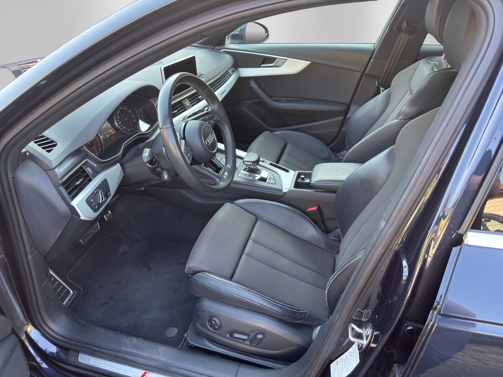 AUDI A4 Avant 2.0 TFSI Sport quattro S-tronic, Mondscheinblau Metallic, 8-fach bereift-image-8