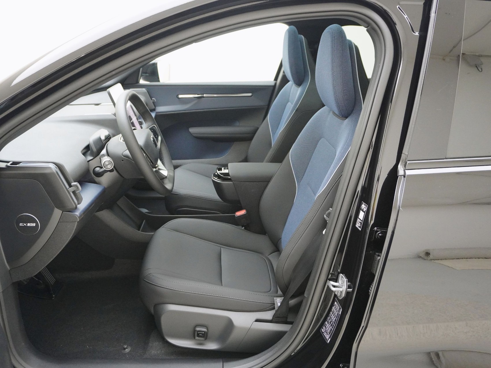 VOLVO EX 30 Twin Ultra Performance Black Edition AWD-image-11
