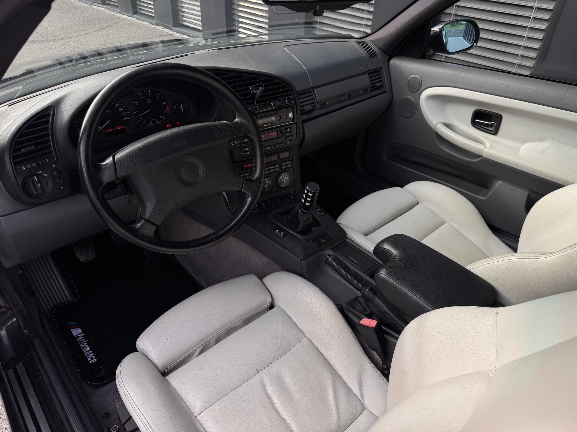 BMW 328i Coupé-image-12