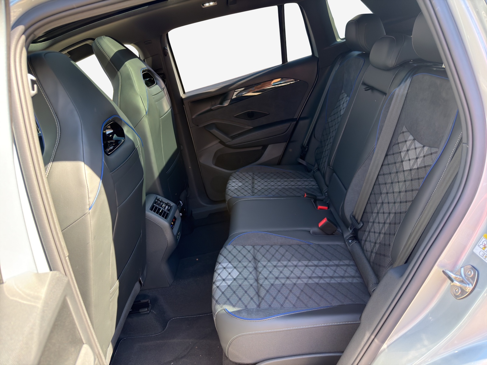 VW Tiguan 2.0 TSI DSG R-Line Plus 4Motion-image-11