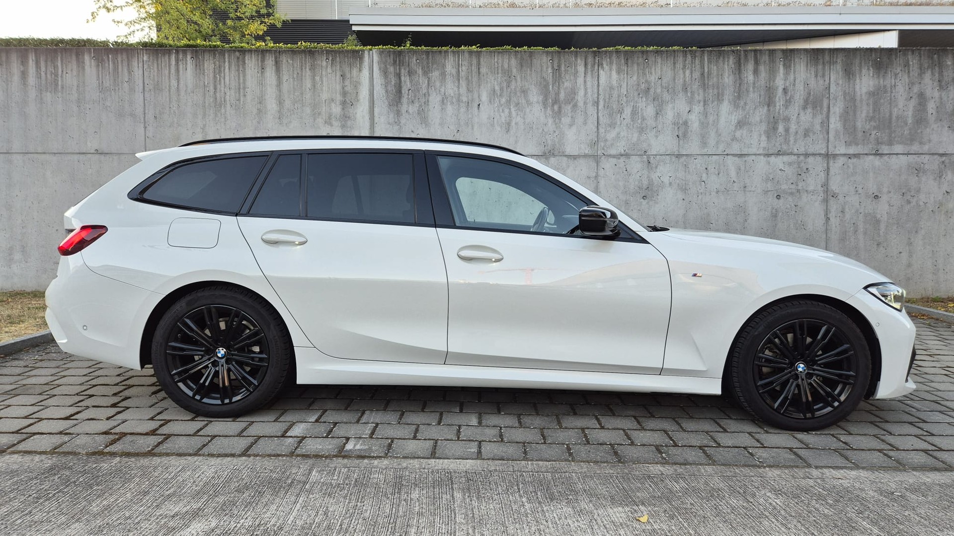 BMW 320d xDrive 48V Touring M-Sport Steptronic-image-1