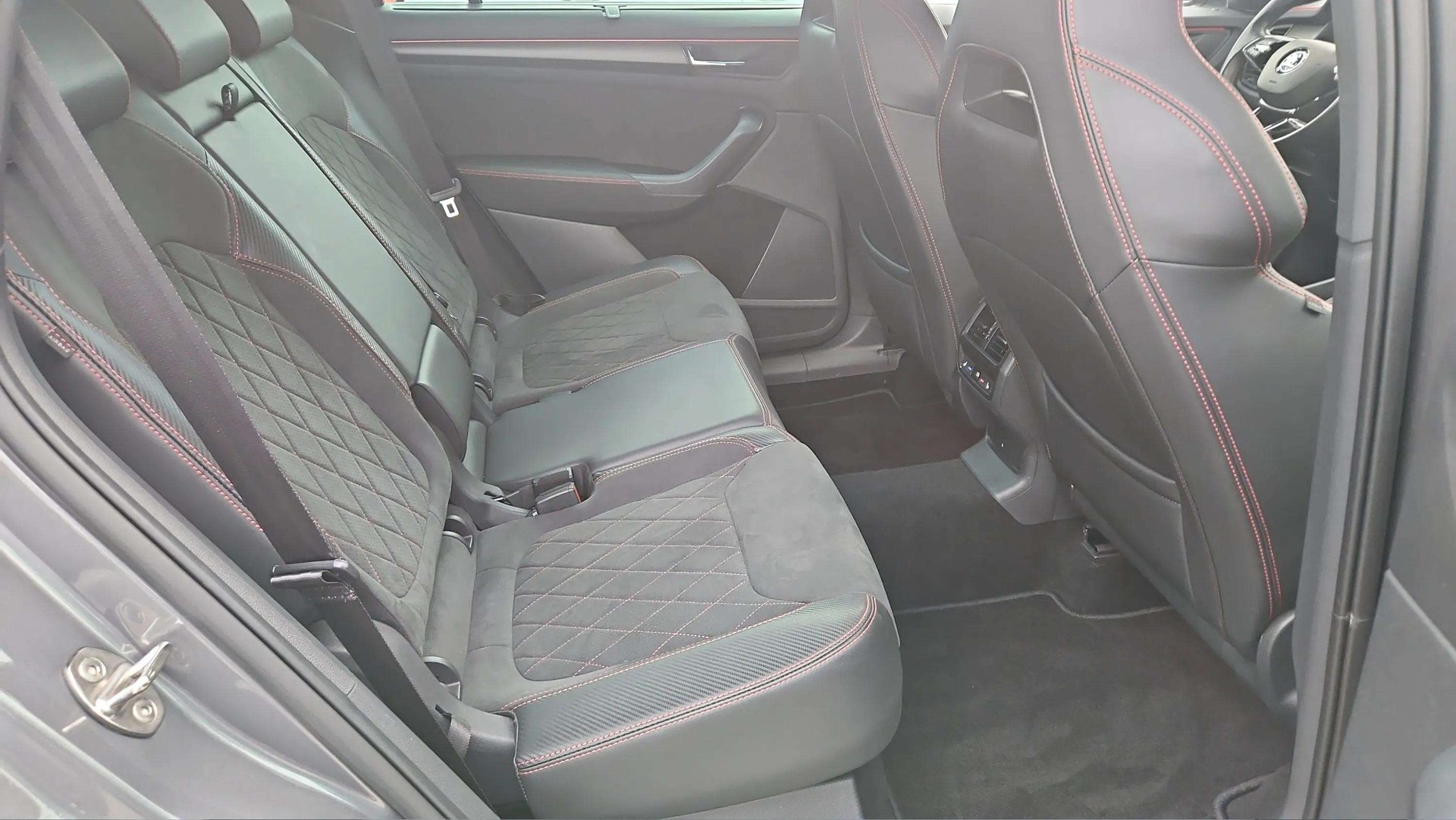SKODA Kodiaq 2.0 TSI 4x4 RS mit AHK & Panoramadach + Standheizung-image-13