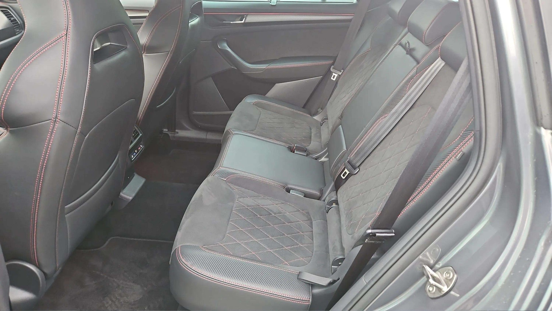 SKODA Kodiaq 2.0 TSI 4x4 RS mit AHK & Panoramadach + Standheizung-image-12