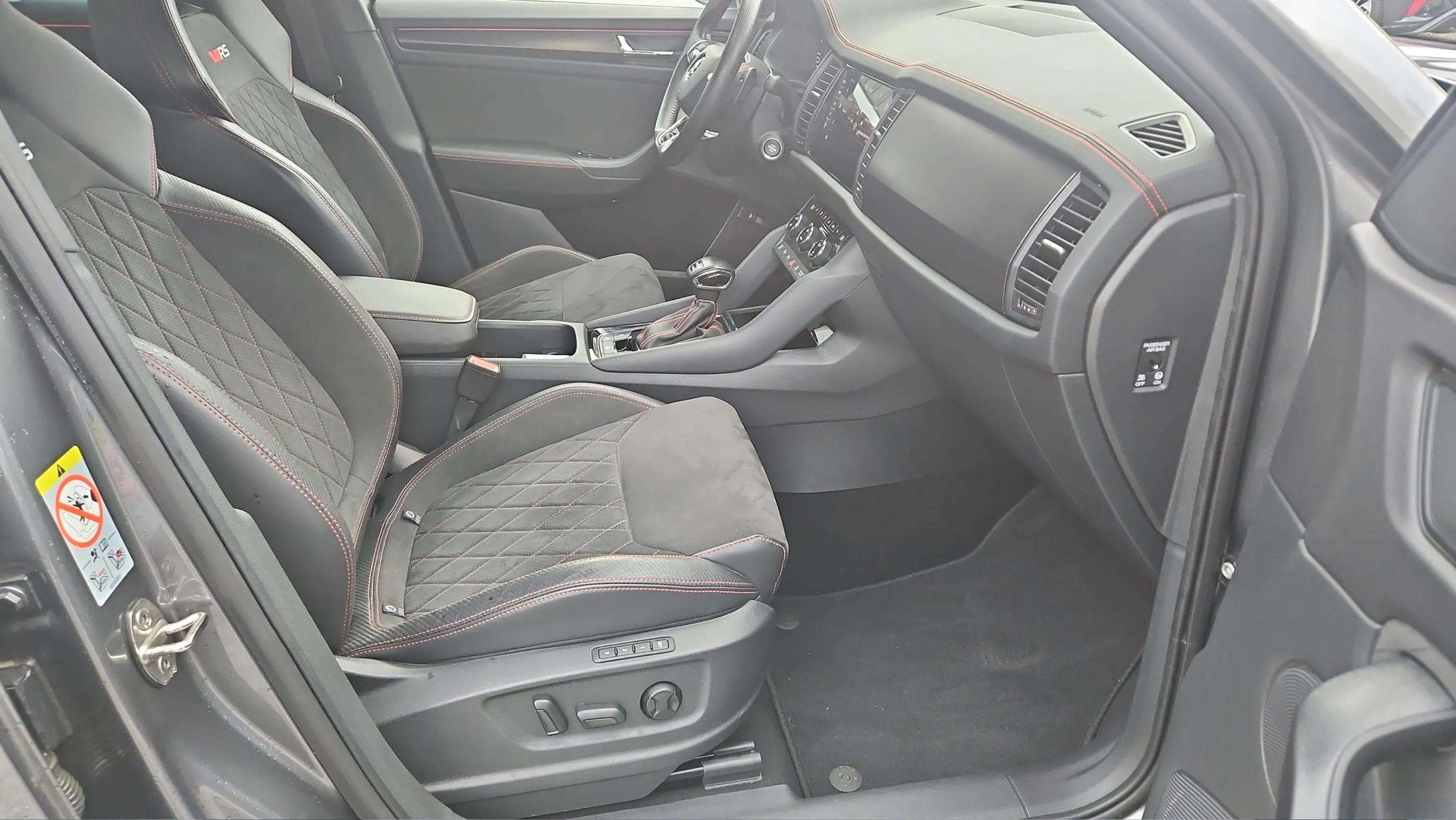SKODA Kodiaq 2.0 TSI 4x4 RS mit AHK & Panoramadach + Standheizung-image-11